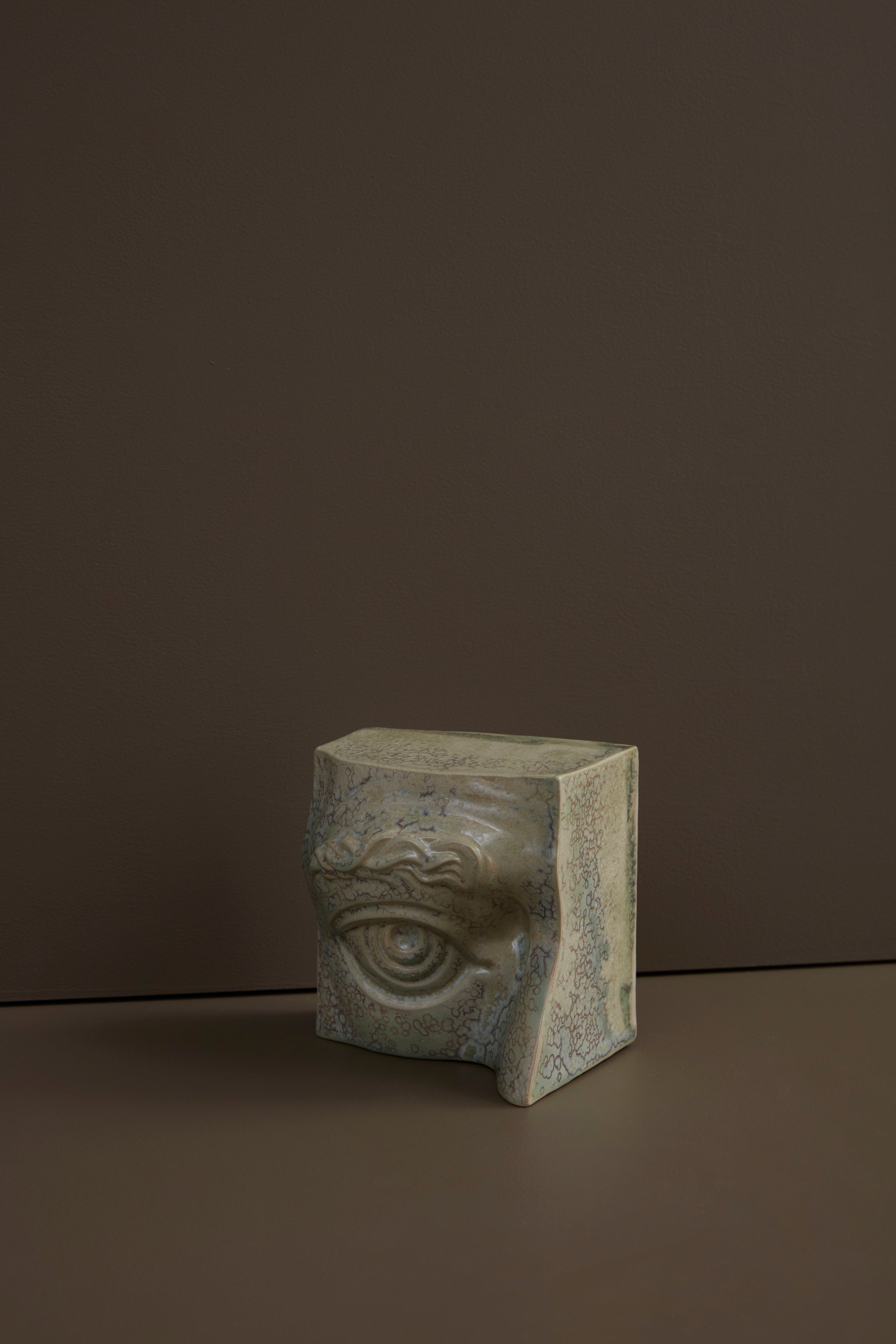 Laoru Laoru | Bookend Eye (Right): Højre bogstøtte øje i CrystalGreen stentøj Laoru Laoru