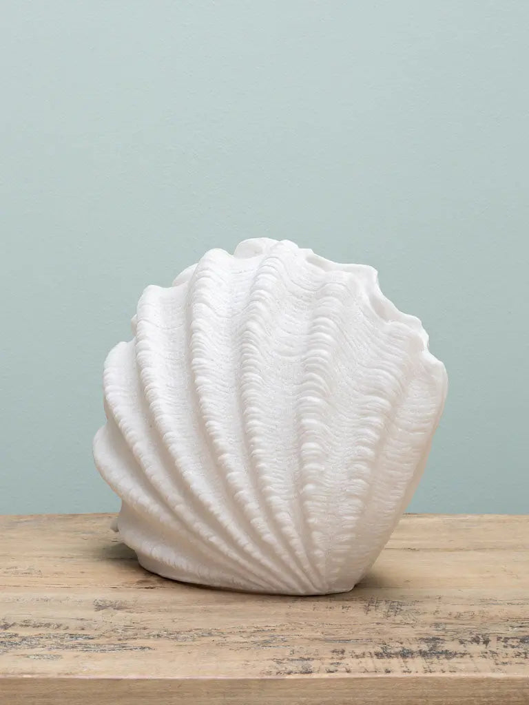 Bordlampe formet som en stående muslingeskal Studio Hafnia