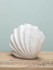 Bordlampe formet som en stående muslingeskal Studio Hafnia