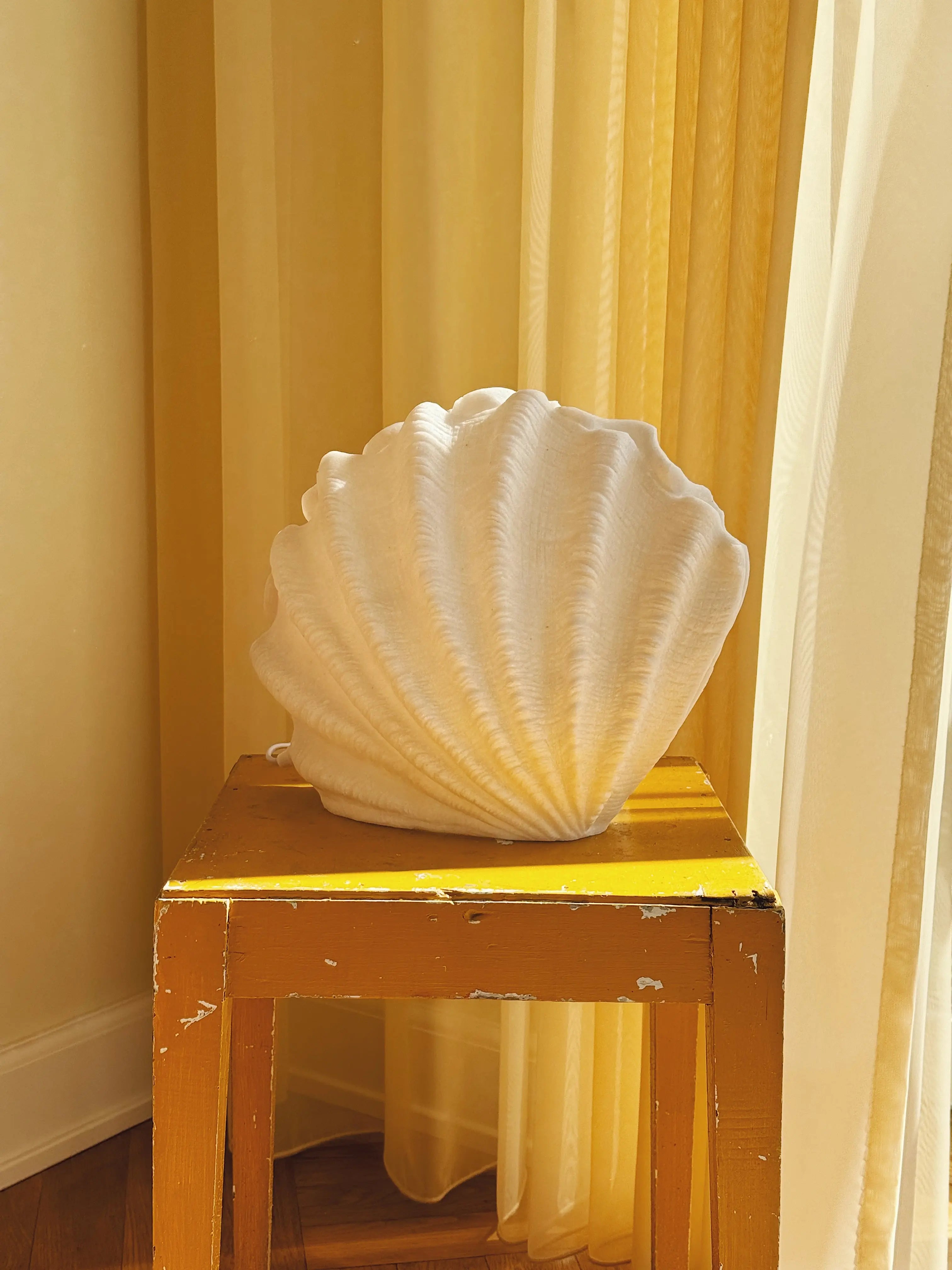 Bordlampe formet som en stående muslingeskal Studio Hafnia