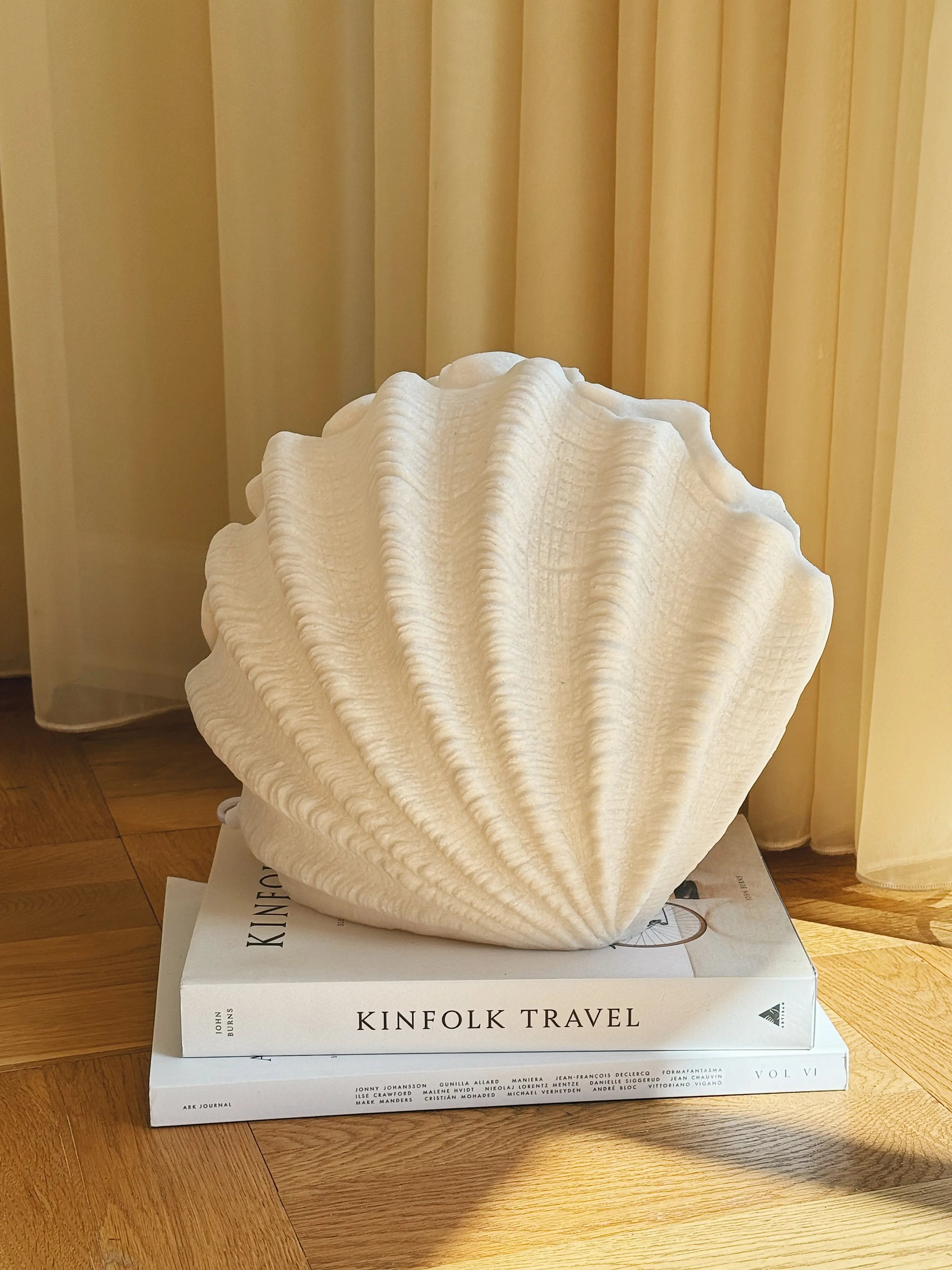 Bordlampe formet som en stående muslingeskal Studio Hafnia