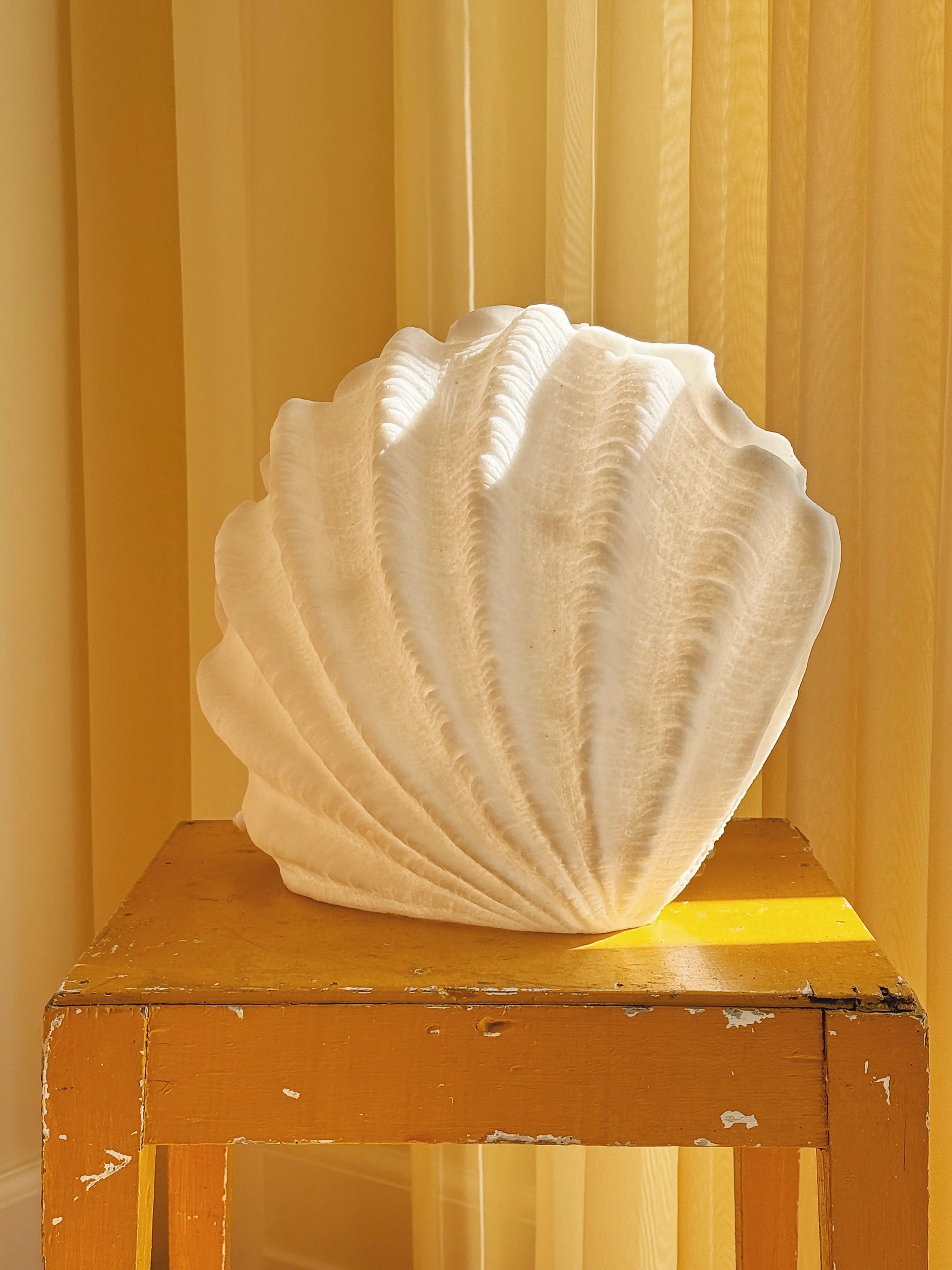 Bordlampe formet som en stående muslingeskal Studio Hafnia