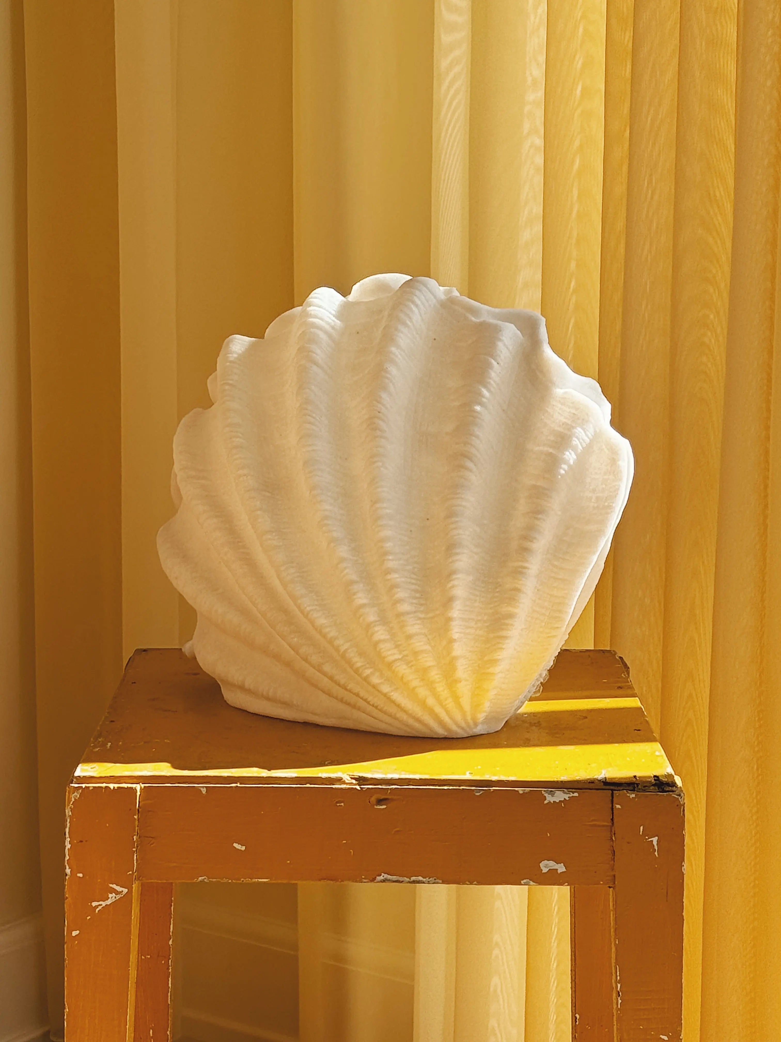 Bordlampe formet som en stående muslingeskal Studio Hafnia