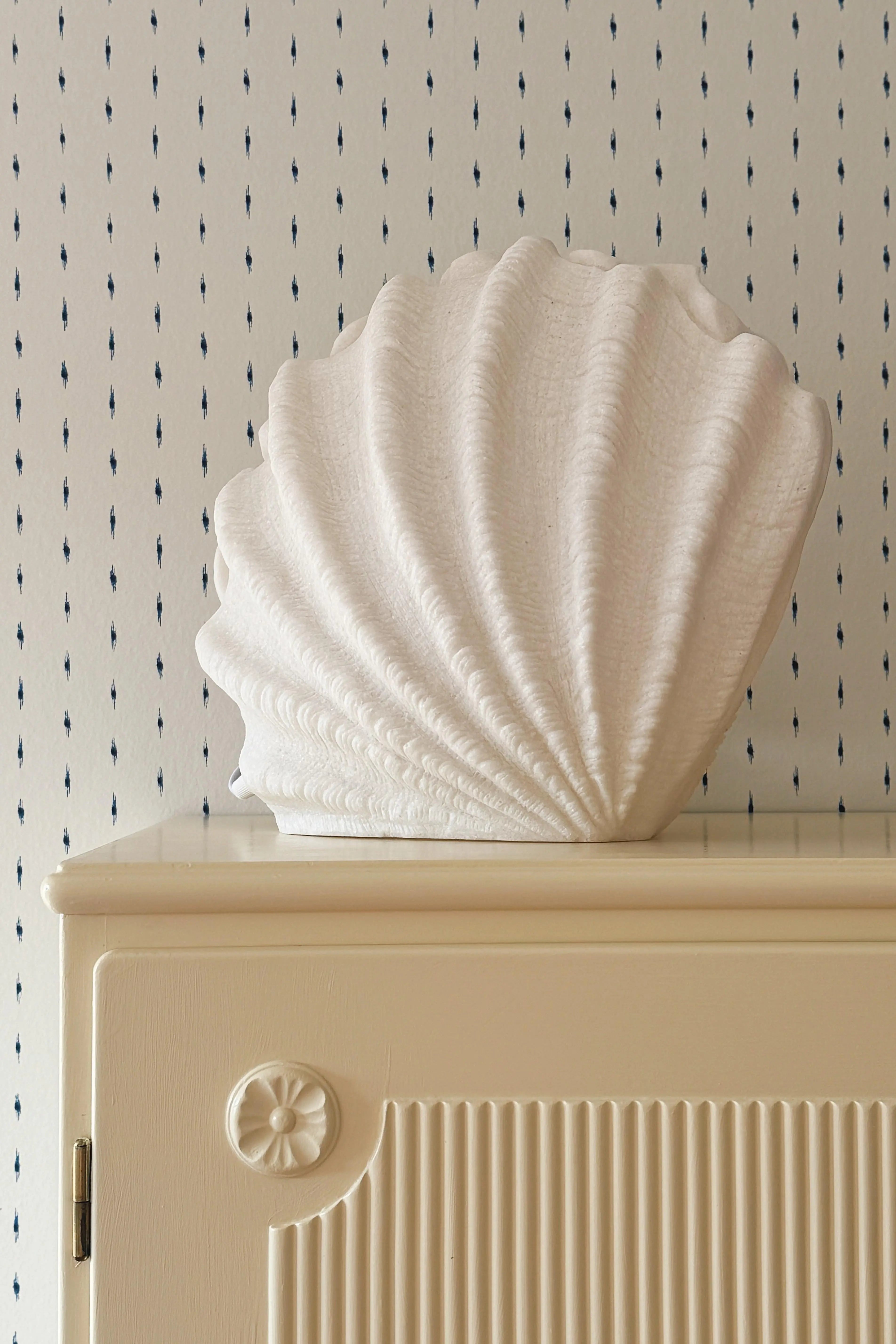 Bordlampe formet som en stående muslingeskal Studio Hafnia