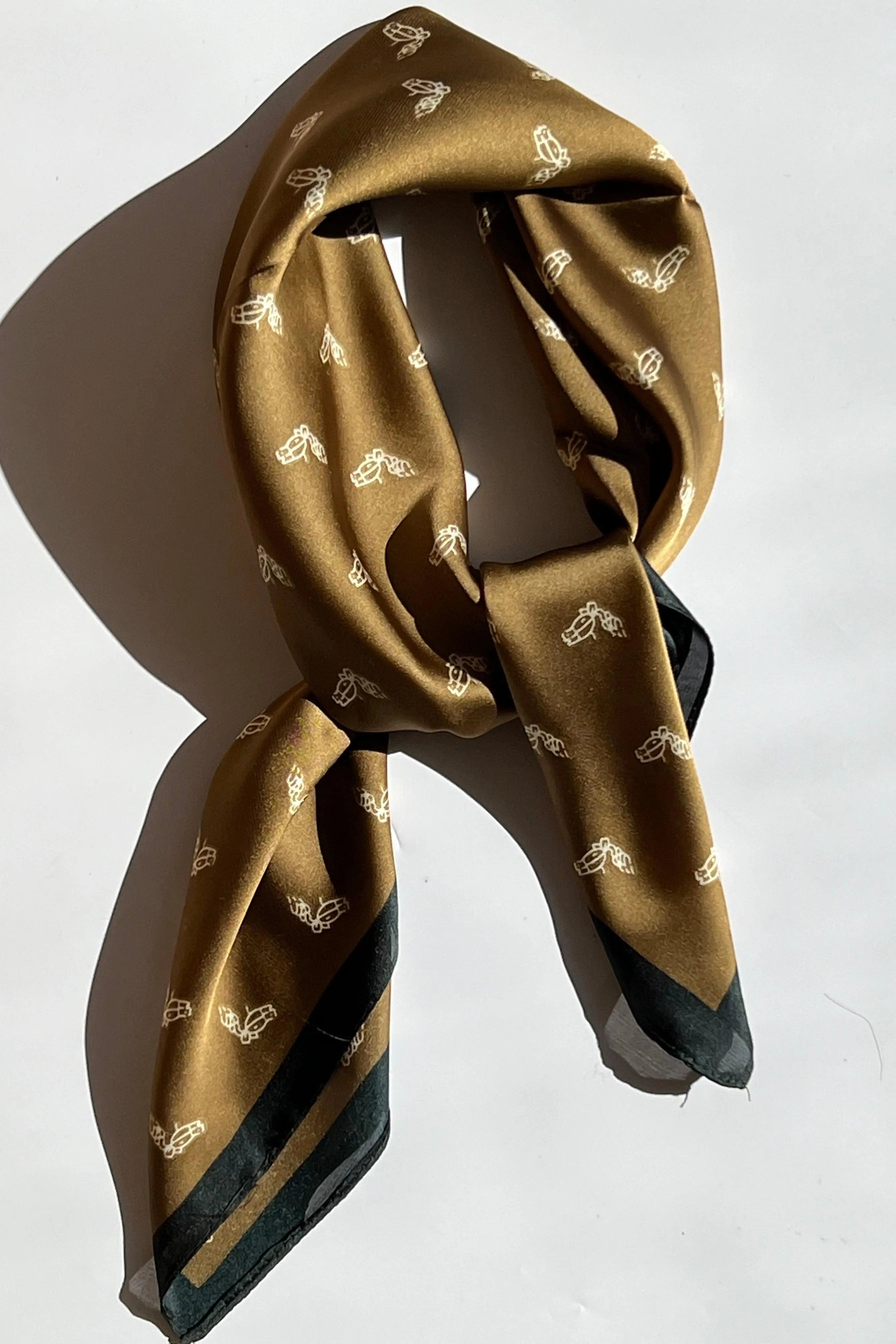 Brunt Tørklæde med Mønster af Små Hvide Heste og Sort Kant | 70 x 70 cm Studio Hafnia