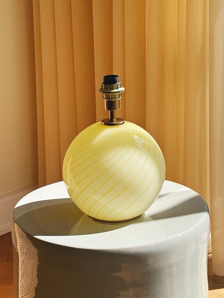 Vintage Murano lampefod | Gul swirl-glas & messing, H18 cm Murano