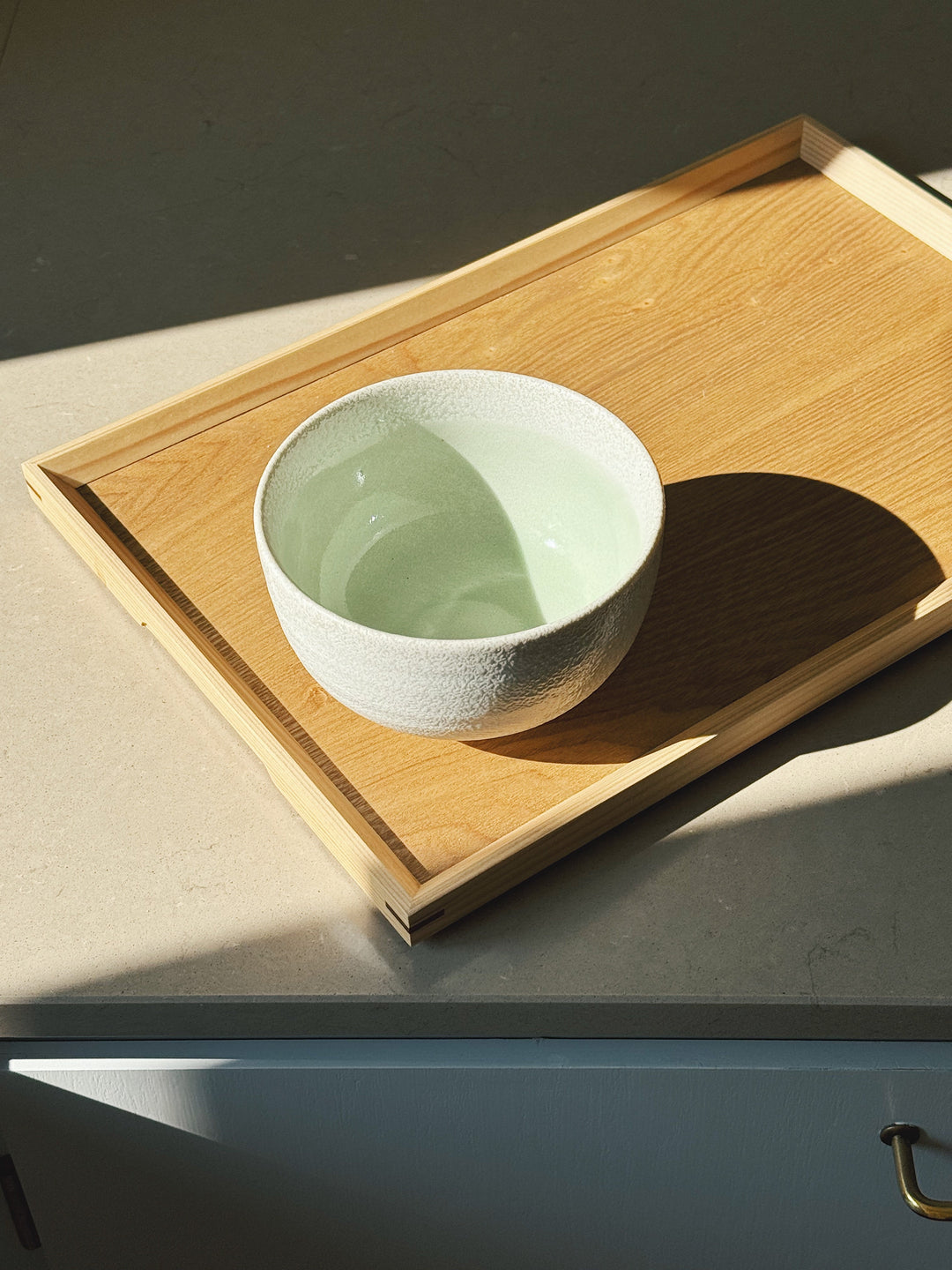 Japansk matchaskål i hvid og pastelgrøn glasur | 505 ml Studio Hafnia