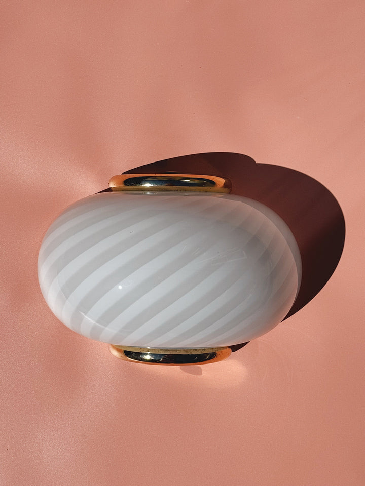 Vintage Murano Væglampe i Hvid Swirlglas med Messingbeslag – L22 cm Studio Hafnia