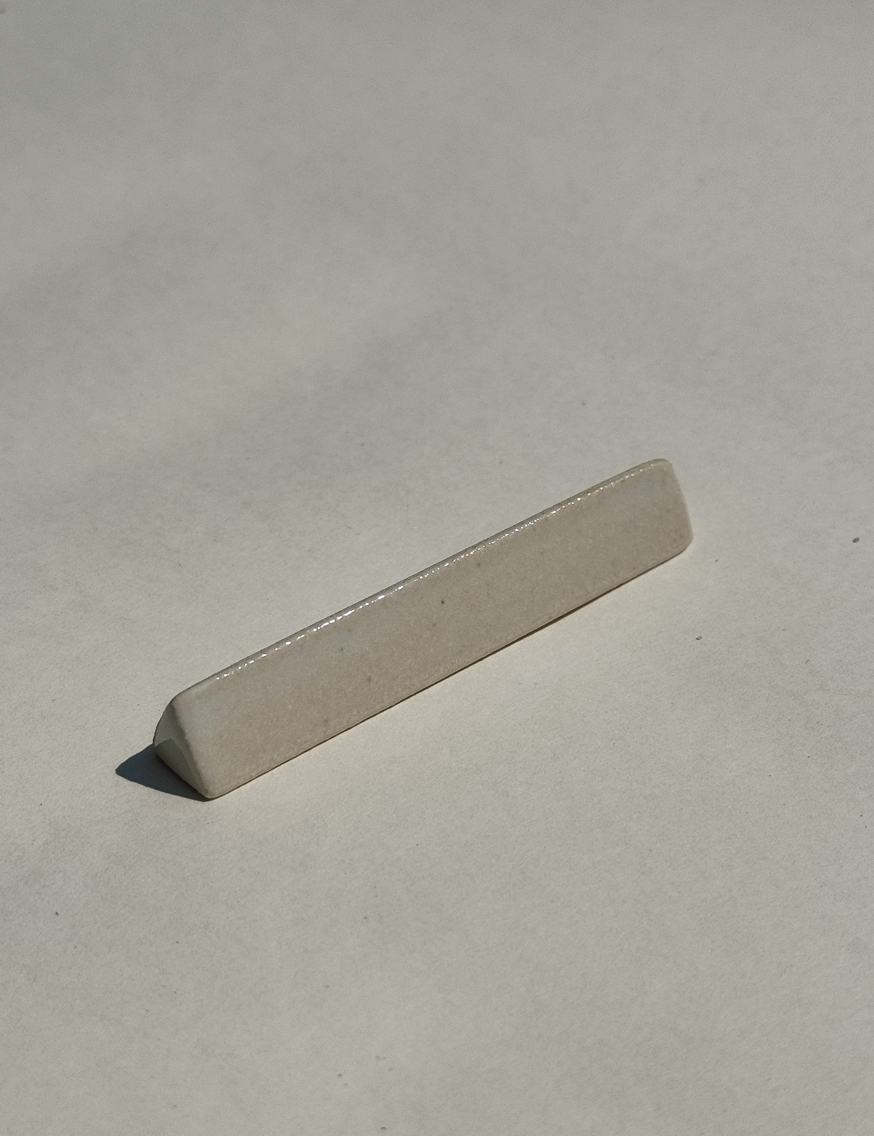 Spisepindholder i keramik | Hvid trekant | Japan STUDIO HAFNIA