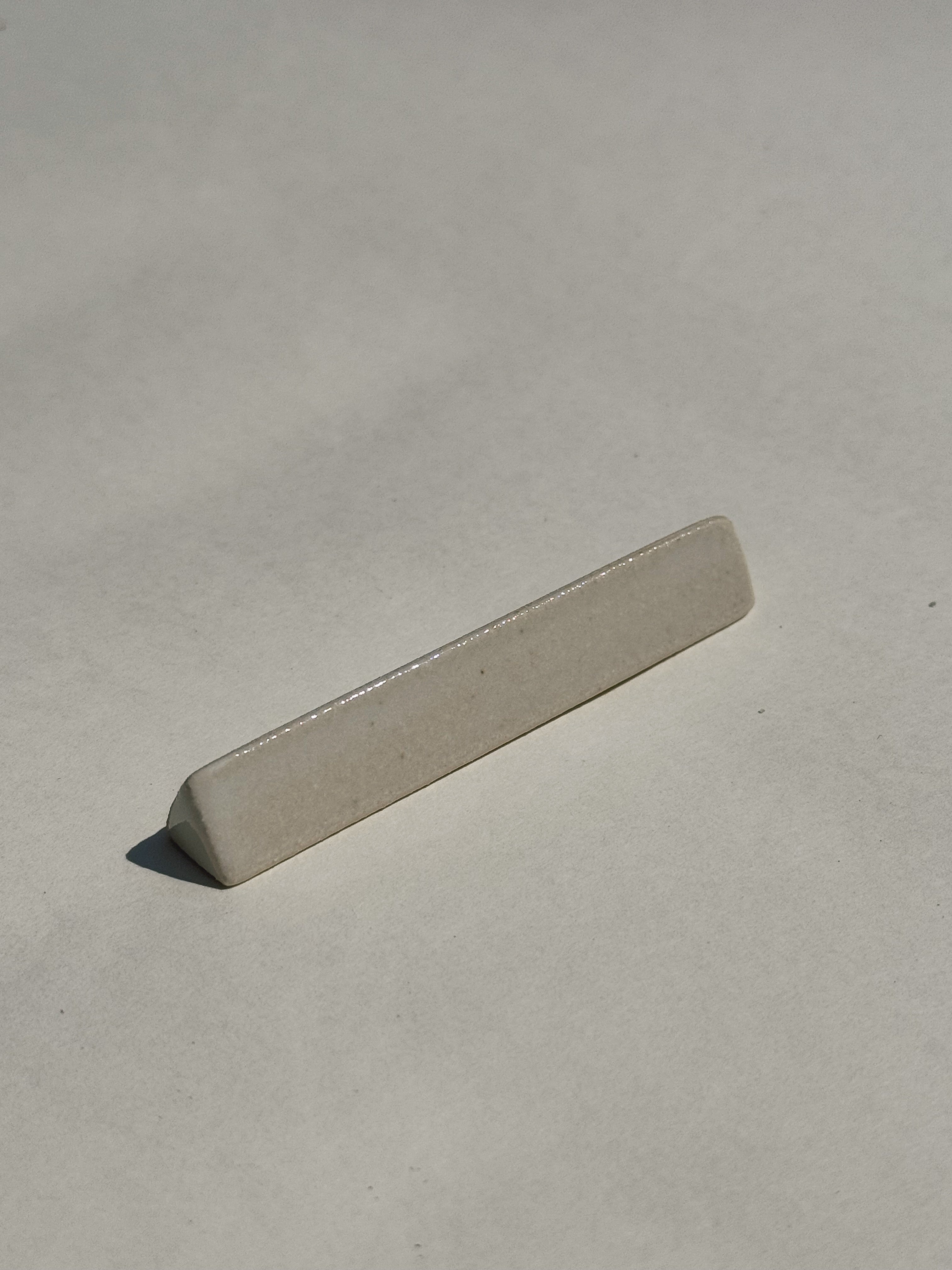 Spisepindholder i keramik | Hvid trekant | Japan STUDIO HAFNIA