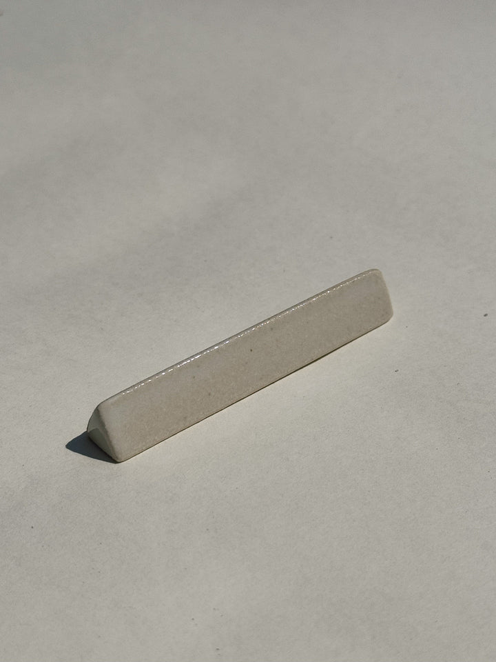 Spisepindholder i keramik | Hvid trekant | Japan STUDIO HAFNIA