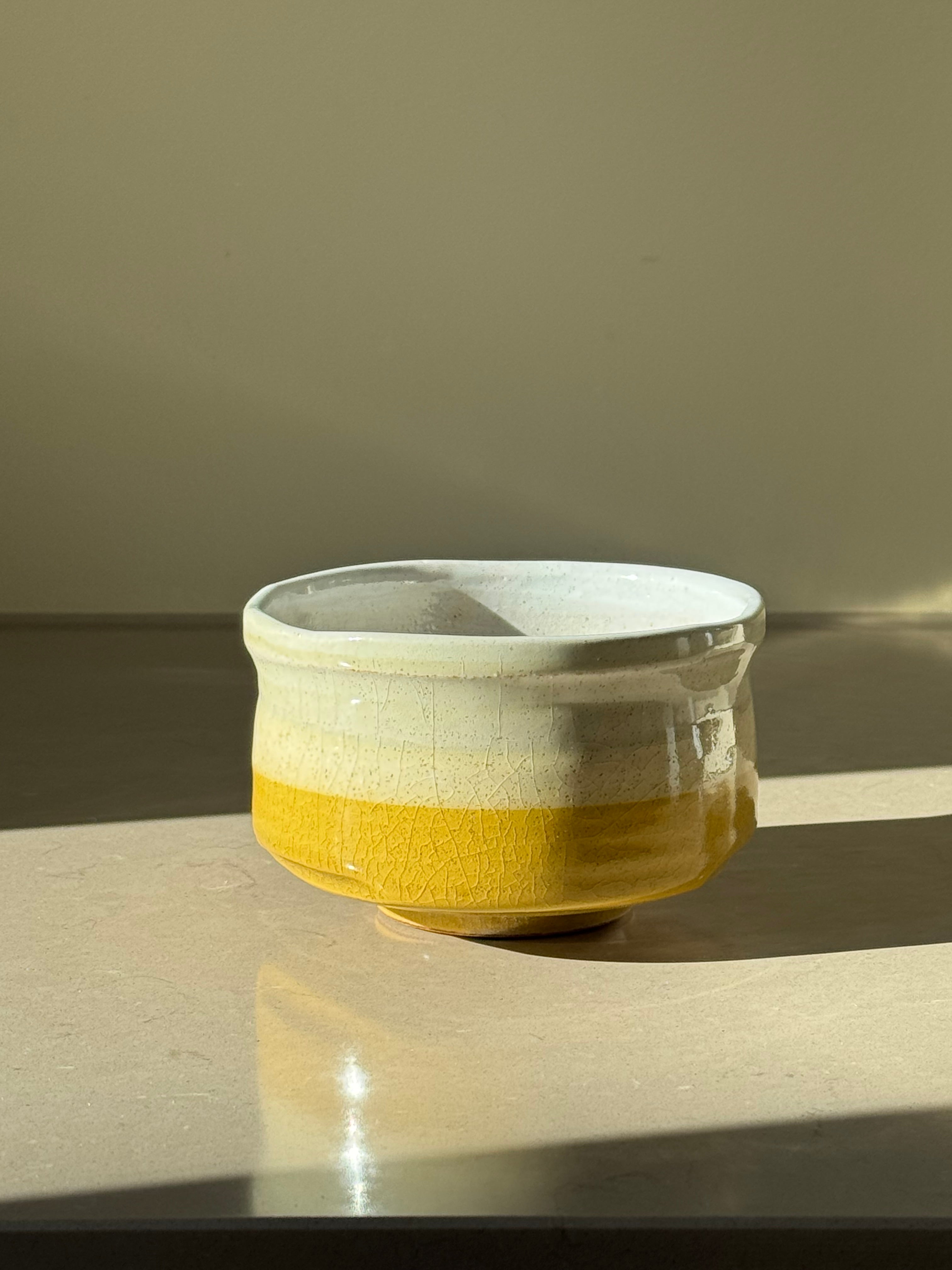 Matcha Skål i Gul og Hvid Keramik – Japansk Design Studio Hafnia