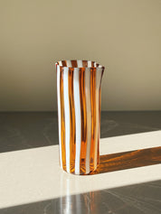 Håndblæst Murano Karaffel i Gio Ponti-stil – Lys Saltkaramel m. Hvide Striber Studio Hafnia