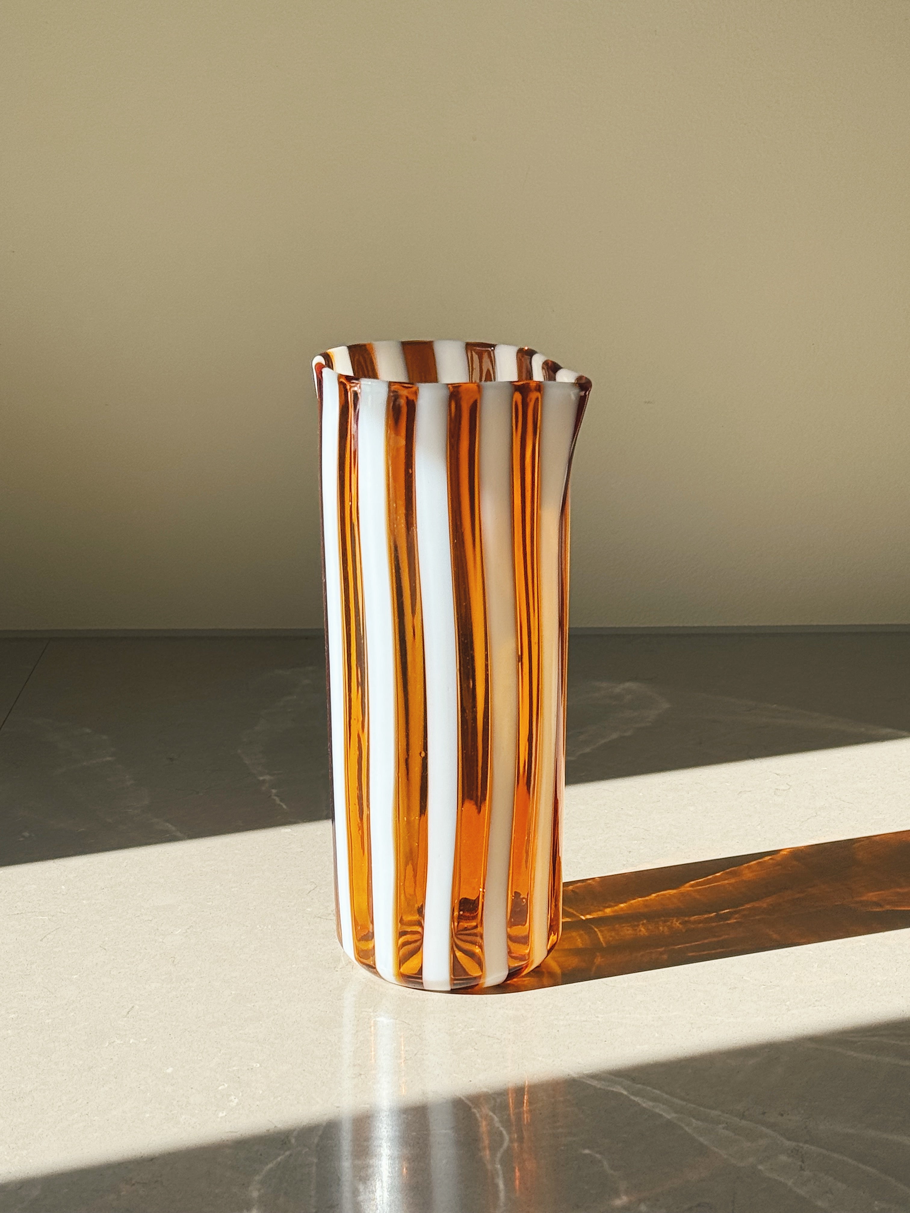Håndblæst Murano Karaffel i Gio Ponti-stil – Lys Saltkaramel m. Hvide Striber Studio Hafnia