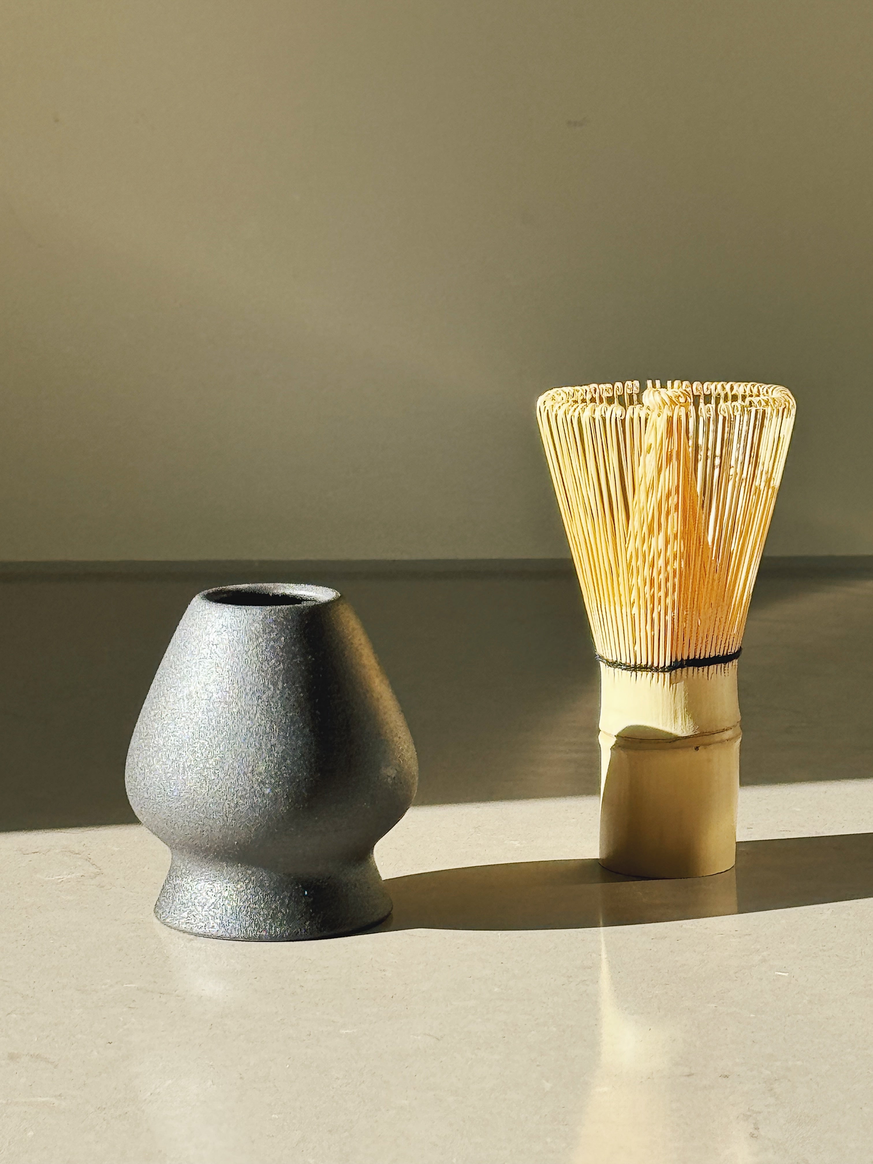 Matcha Holder i Mat Sort eller Grå/Brun Glasur Studio Hafnia