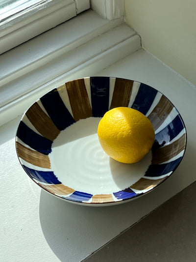 Japansk dyb tallerken/skål i hvid keramik med blå og brune striber | 21 cm