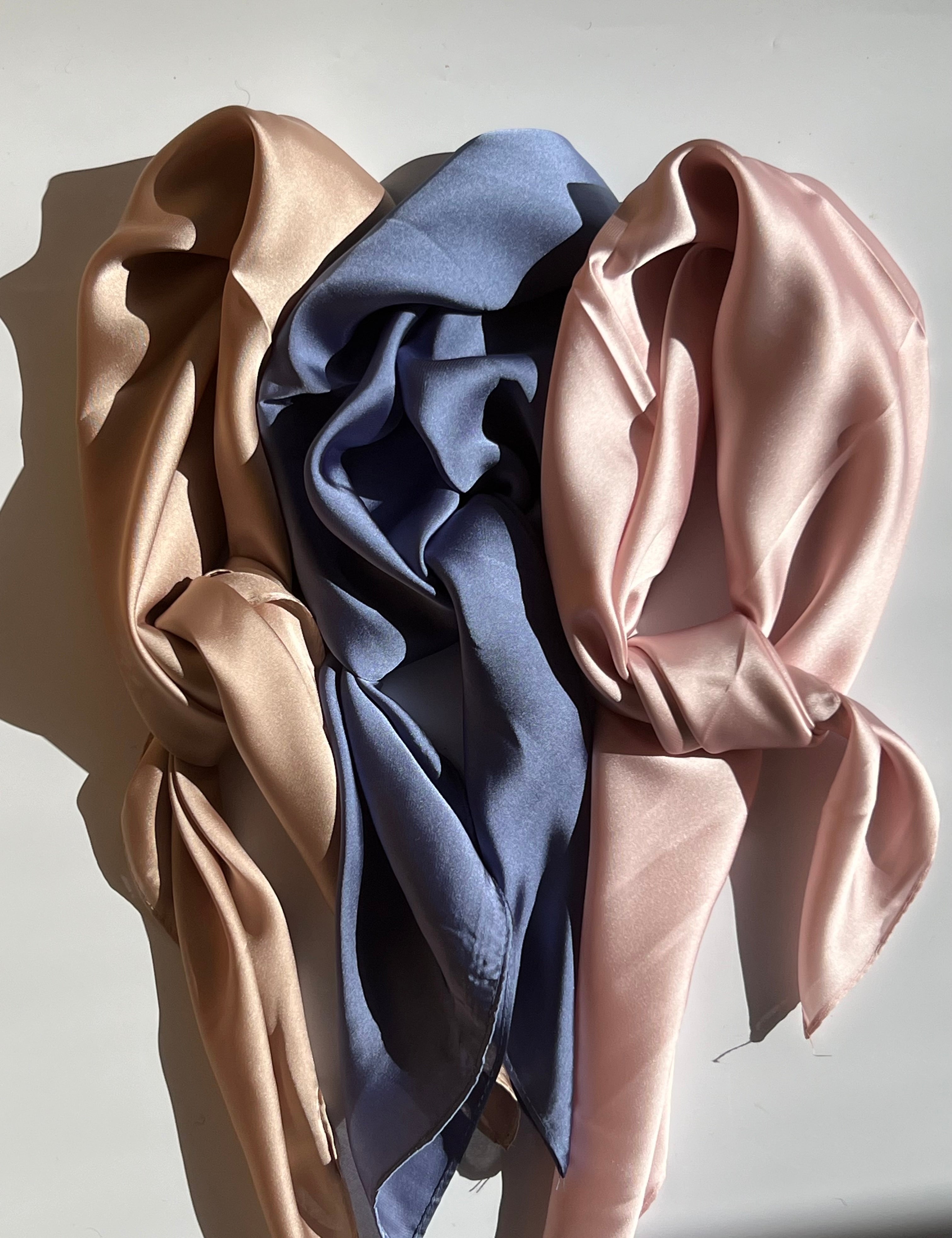 Ensfarvet Tørklæde 70 x 70 cm  | 3 forskellige farver - Beige, Pink eller Blå Studio Hafnia