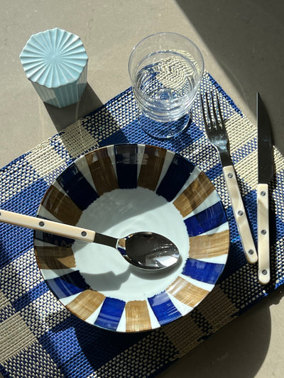 Japansk dyb tallerken/skål i hvid keramik med blå og brune striber | 21 cm Studio Hafnia