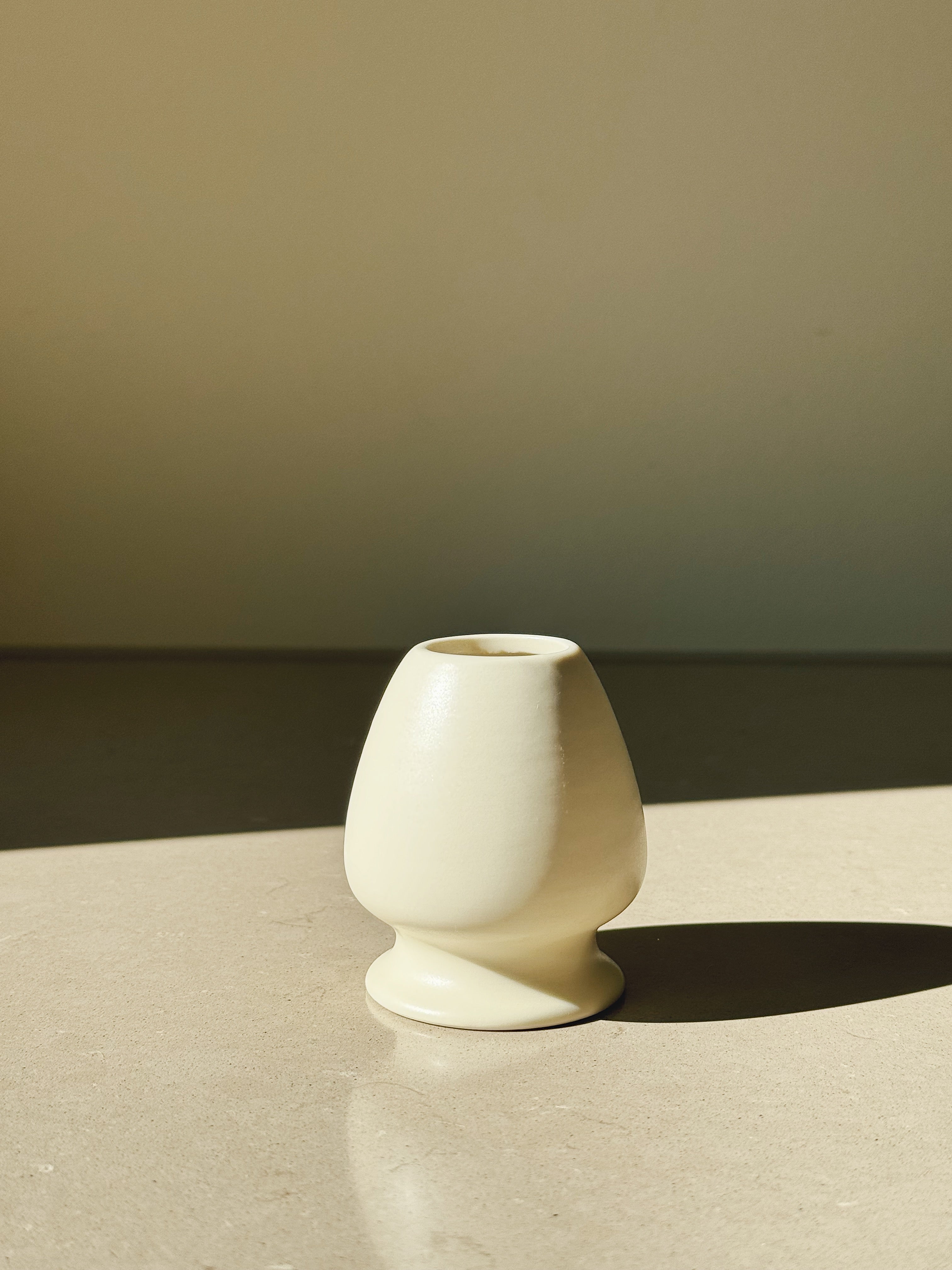 Matcha-sæt med skål, ske, piskeris og holder – mat hvid keramik Studio Hafnia