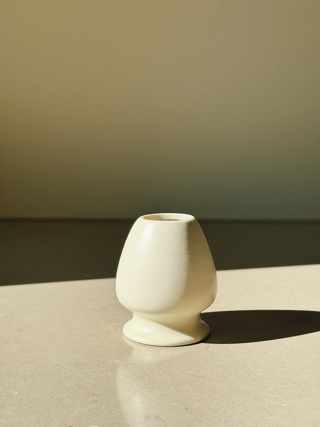 Matcha-sæt med skål, ske, piskeris og holder – mat hvid keramik Studio Hafnia