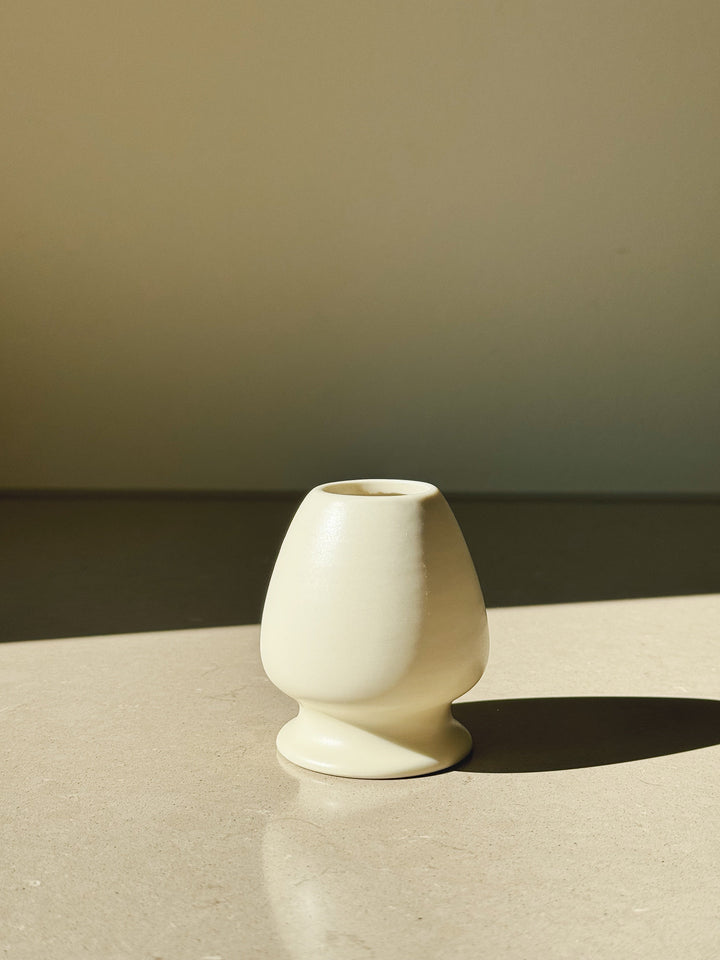 Matcha-sæt med skål, ske, piskeris og holder – mat hvid keramik Studio Hafnia