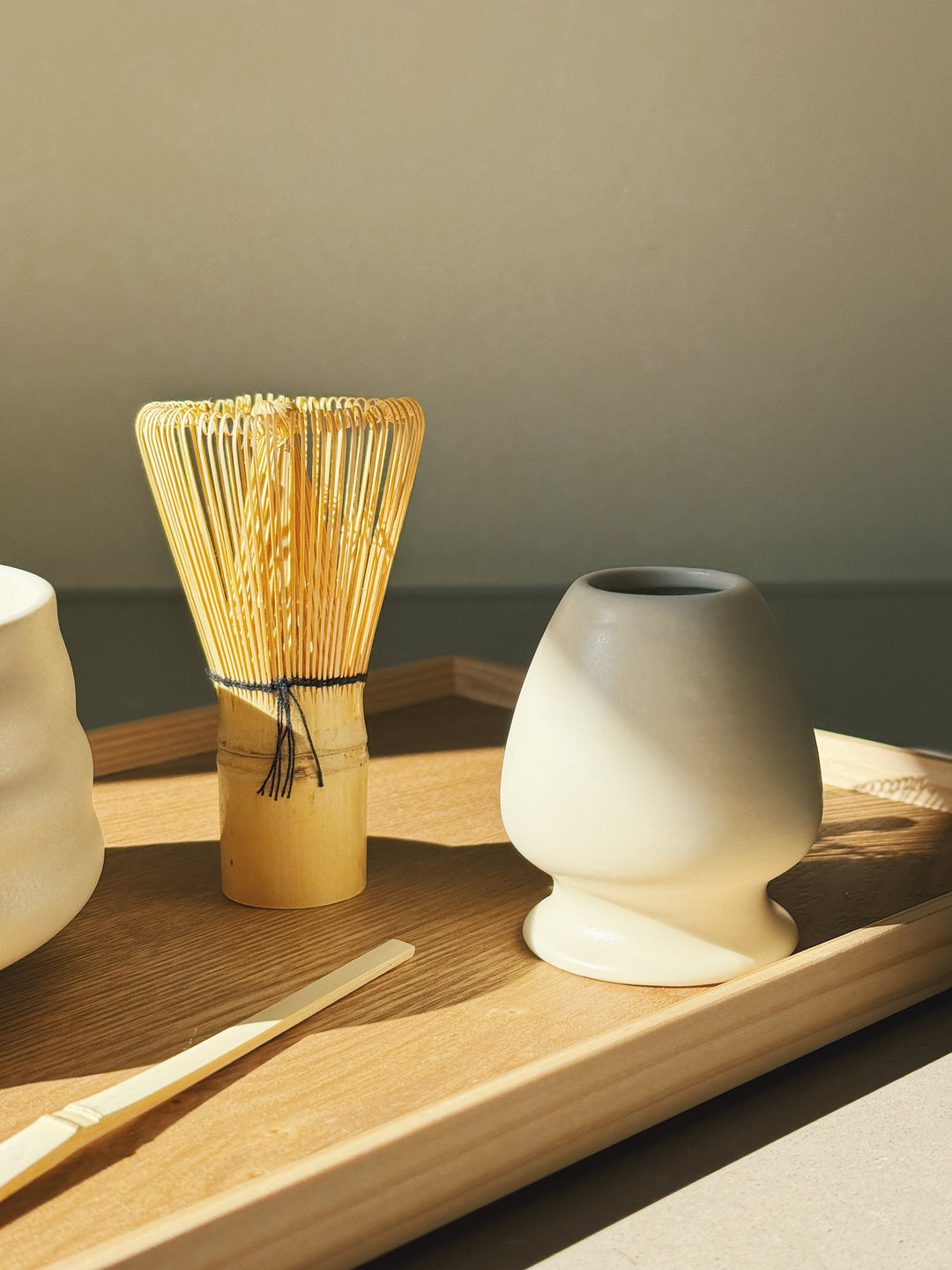 Matcha-sæt med skål, ske, piskeris og holder – mat hvid keramik Studio Hafnia