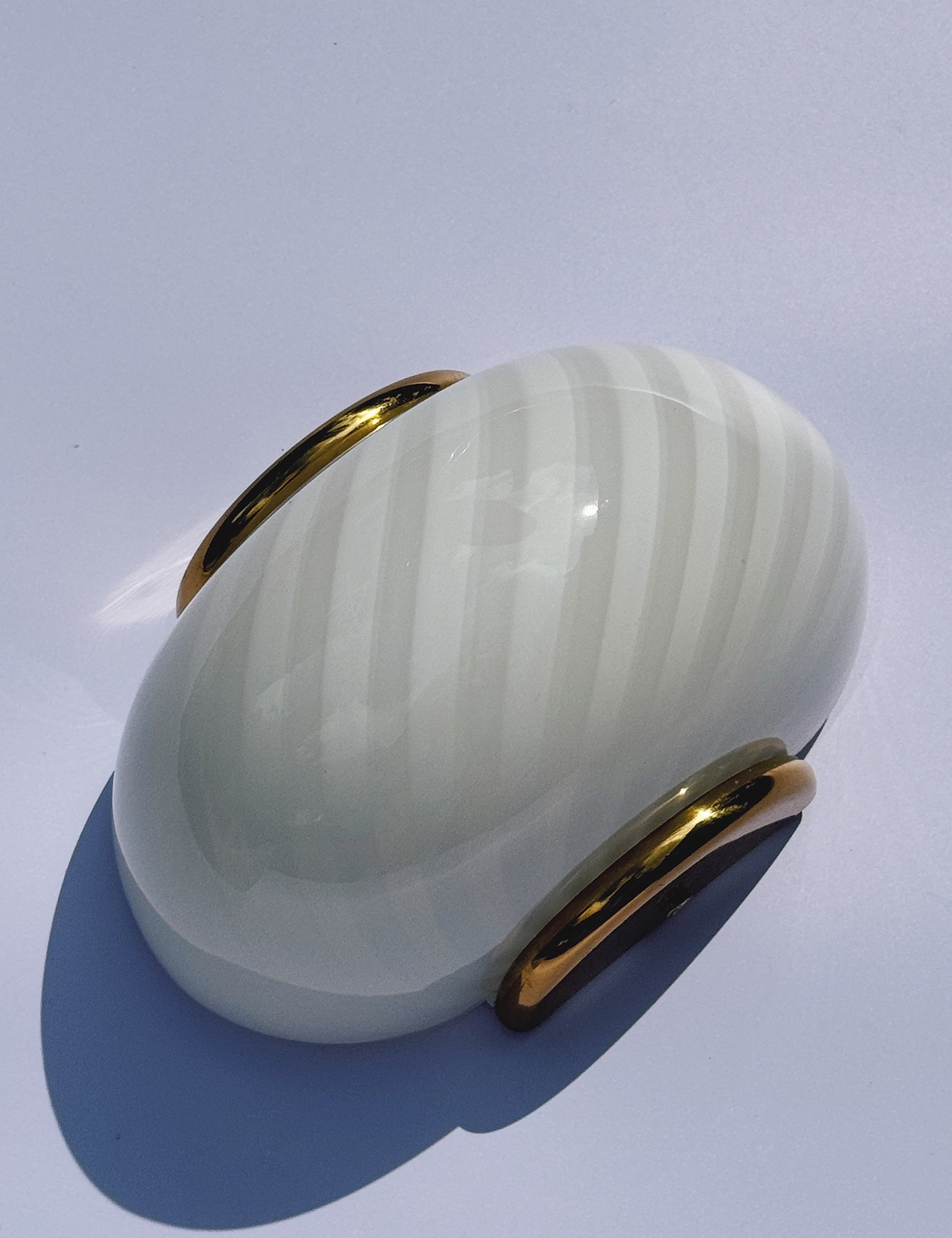 Vintage Murano væglampe | Hvid swirlglas & messingbeslag, L21 cm Studio Hafnia