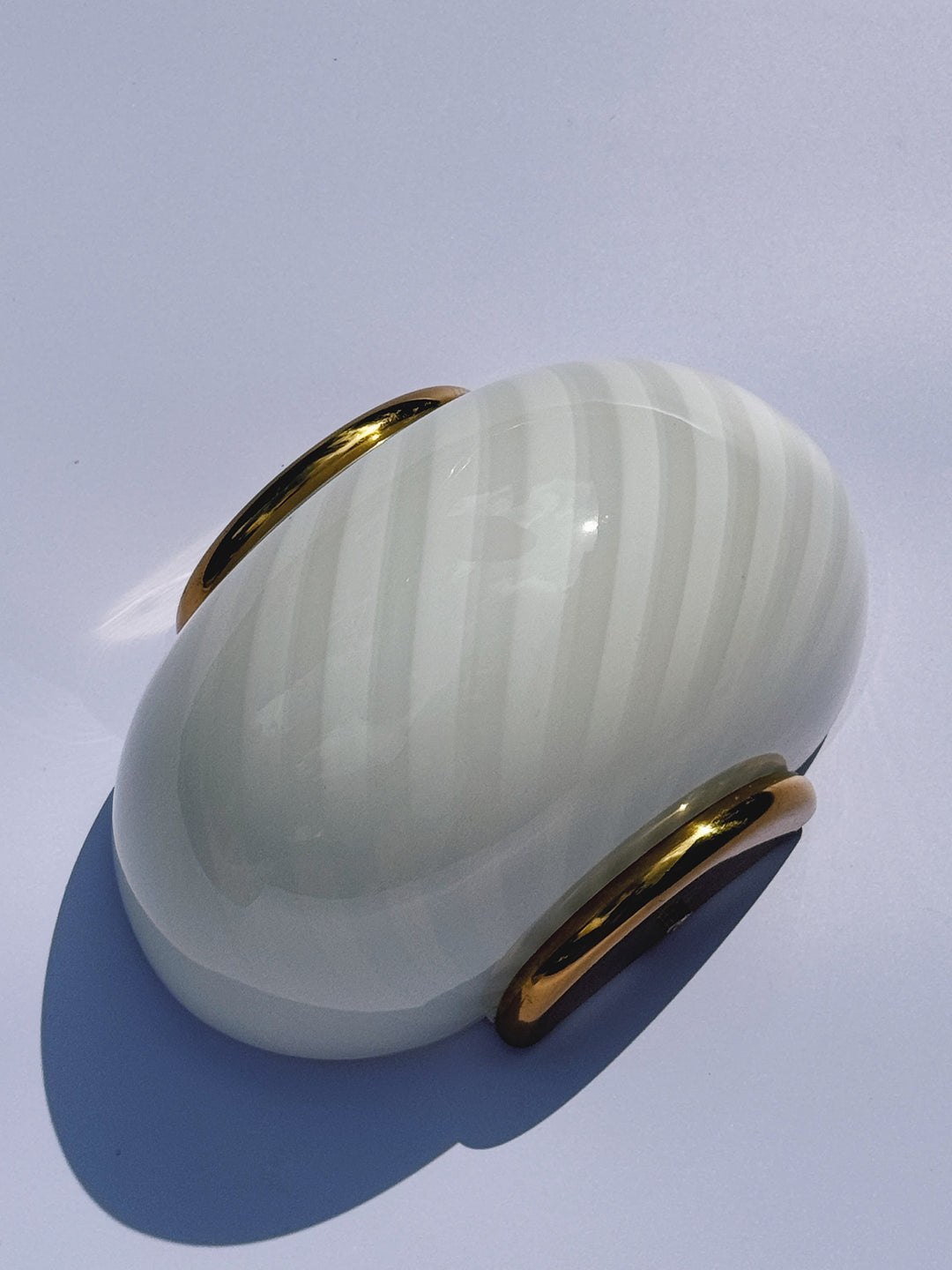 Vintage Murano væglampe | Hvid swirlglas & messingbeslag, L21 cm Studio Hafnia