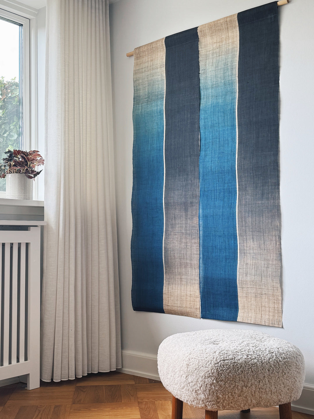 Japansk Vægtæppe i Hamp med Ophæng | Stribet i Blå & Natur | 150 × 88 cm  STUDIO HAFNIA