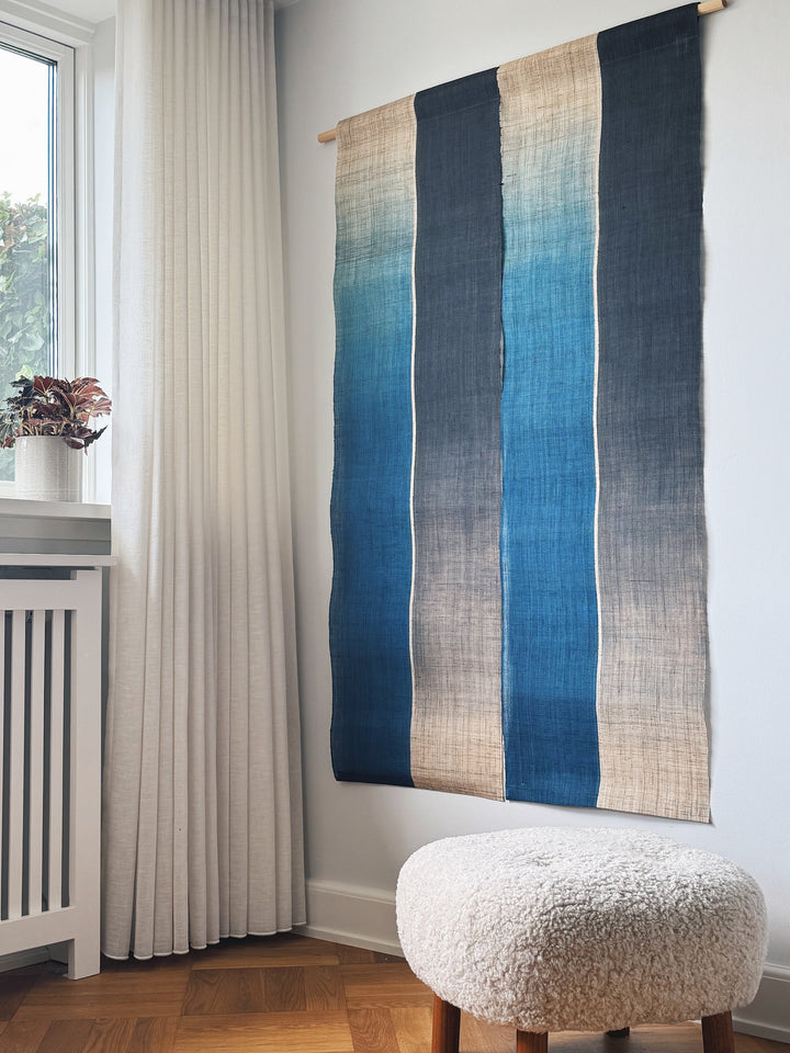 Japansk Vægtæppe i Hamp med Ophæng | Stribet i Blå & Natur | 150 × 88 cm  STUDIO HAFNIA