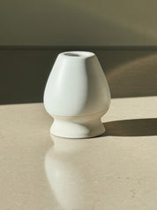 Matcha Holder med Hvid Glasur og Råhvid/Beige Bund Studio Hafnia