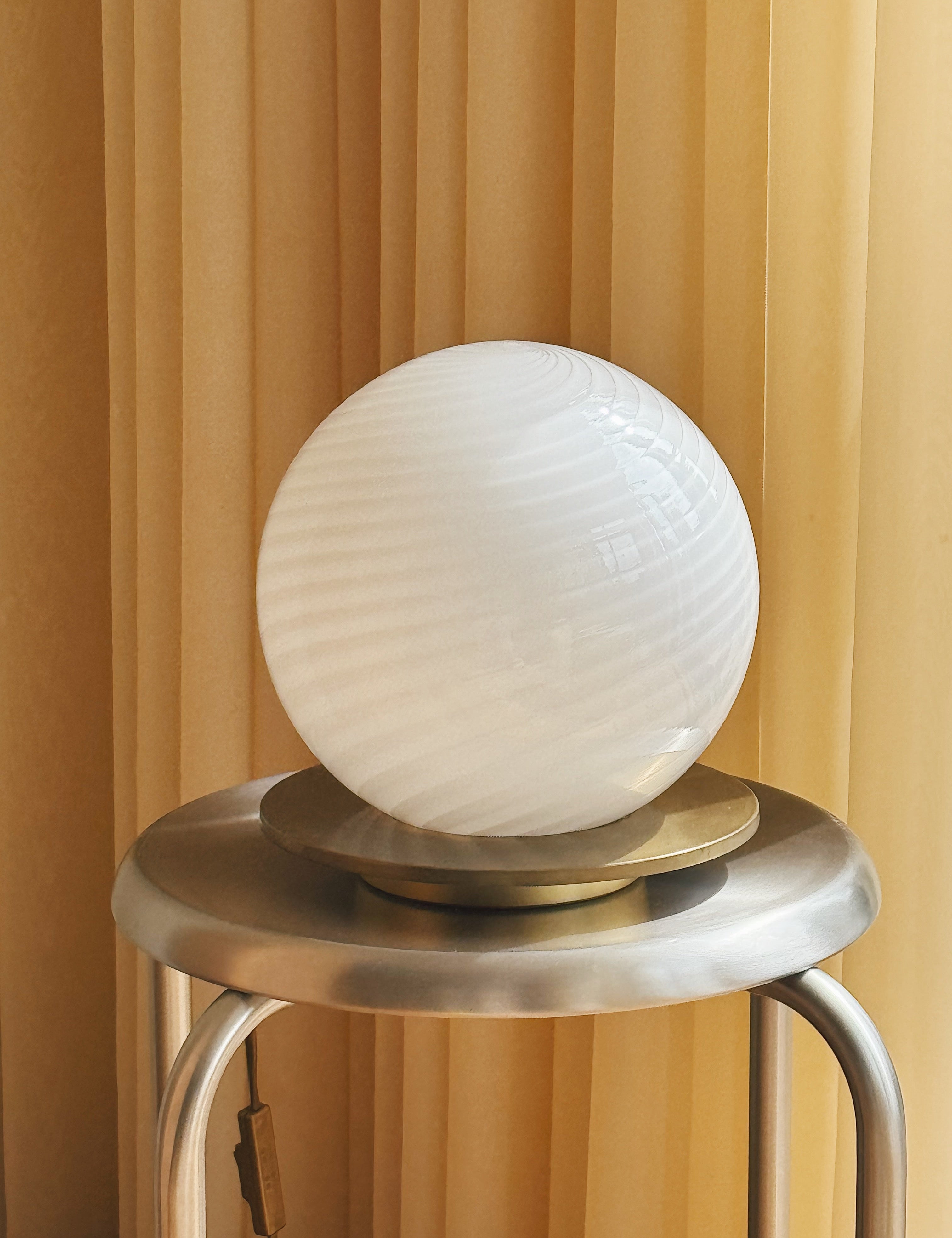 Vintage Murano Bordlampe i Hvidt Swirl Glas med Messingfarvet Base | H20 cm Studio Hafnia