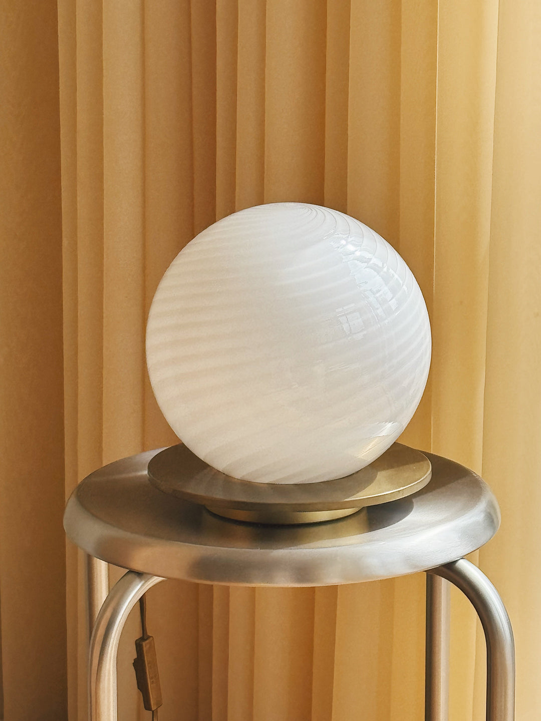 Vintage Murano Bordlampe i Hvidt Swirl Glas med Messingfarvet Base | H20 cm Studio Hafnia