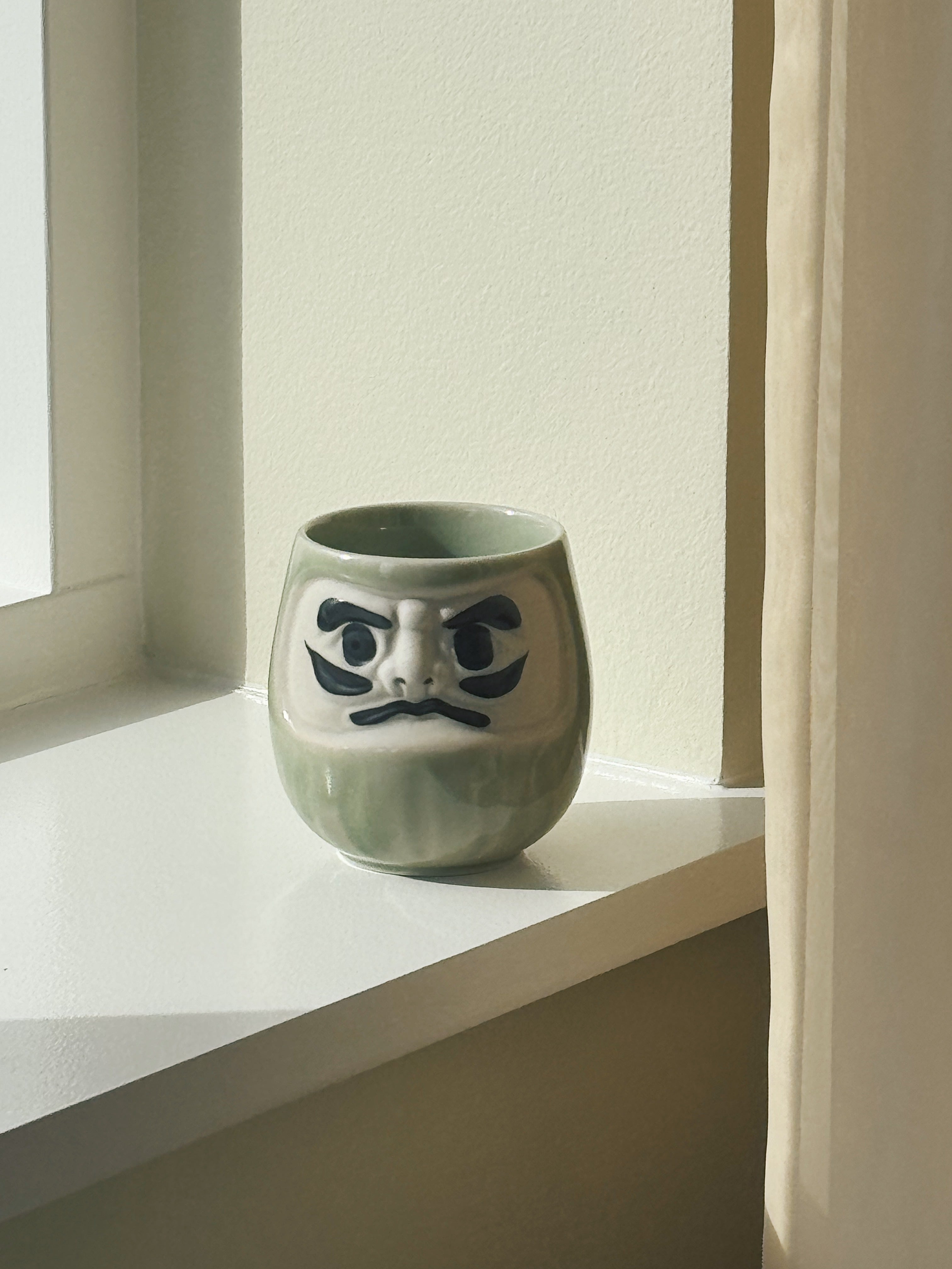 Japansk Daruma krus – lysegrøn porcelæn (350 ml) Studio Hafnia