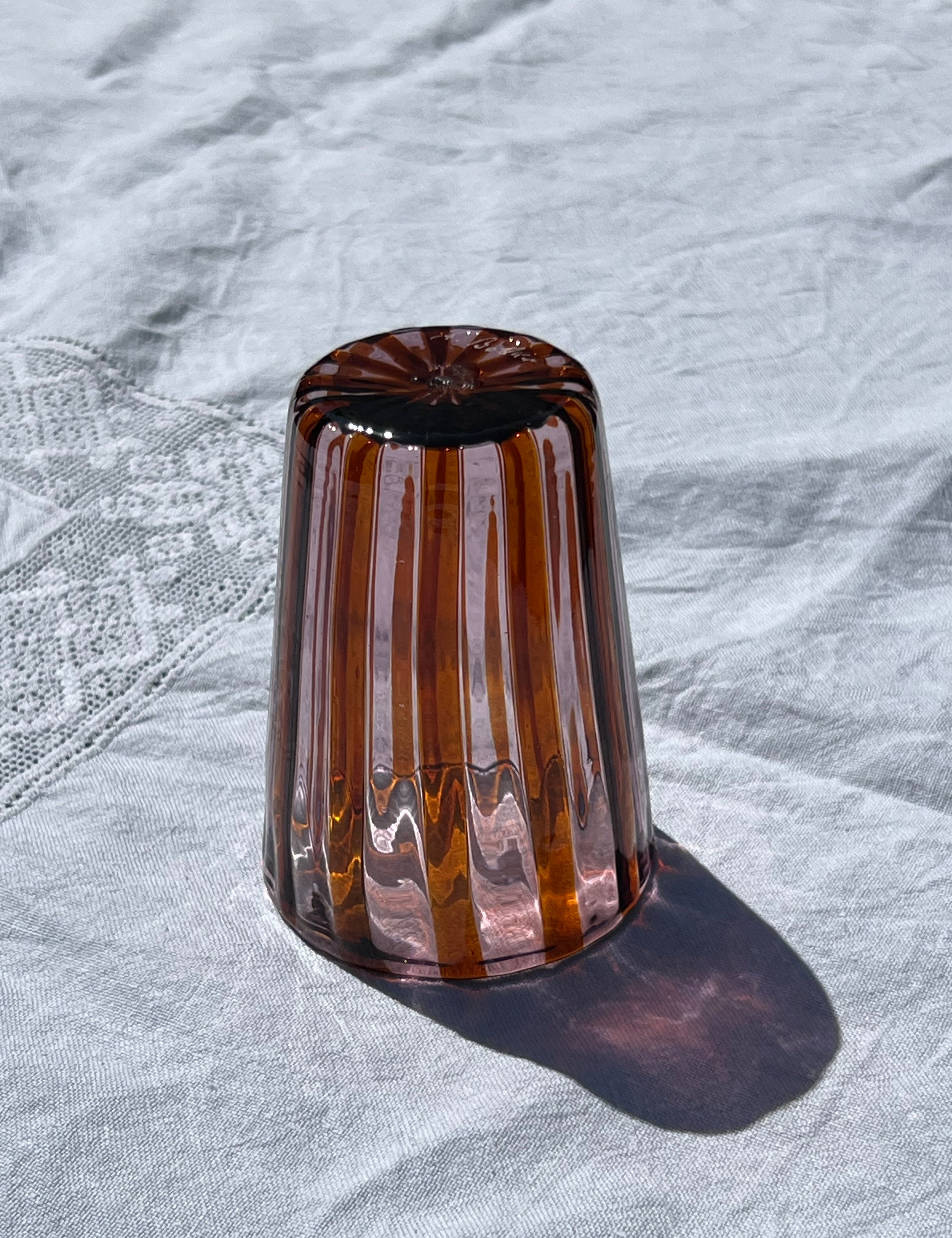Håndblæst Murano Glas i Gio Ponti Stil med Karamelfarvede og Ametyst Striber Murano