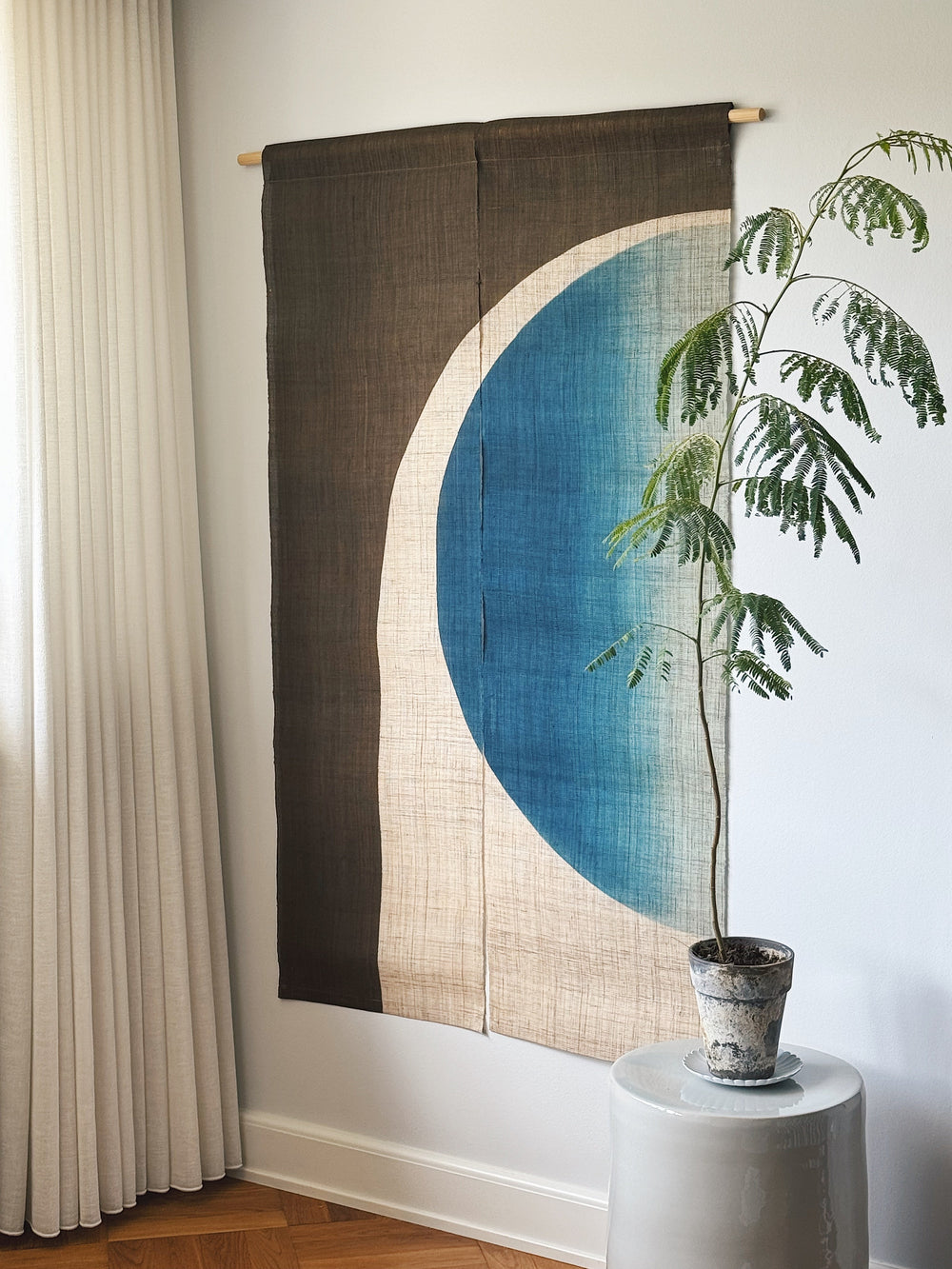 Japansk Vægtæppe i Hamp med Ophæng | Halvcirkelmotiv i Khaki & Blå | 150 × 88 cm Studio Hafnia