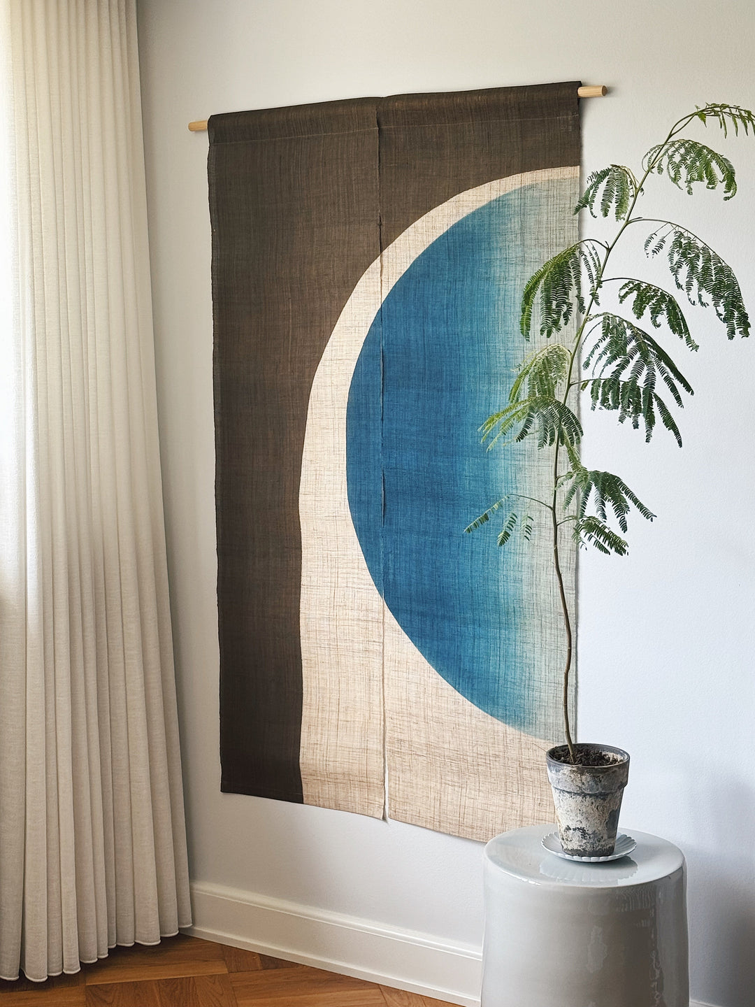 Japansk Vægtæppe i Hamp med Ophæng | Halvcirkelmotiv i Khaki & Blå | 150 × 88 cm Studio Hafnia