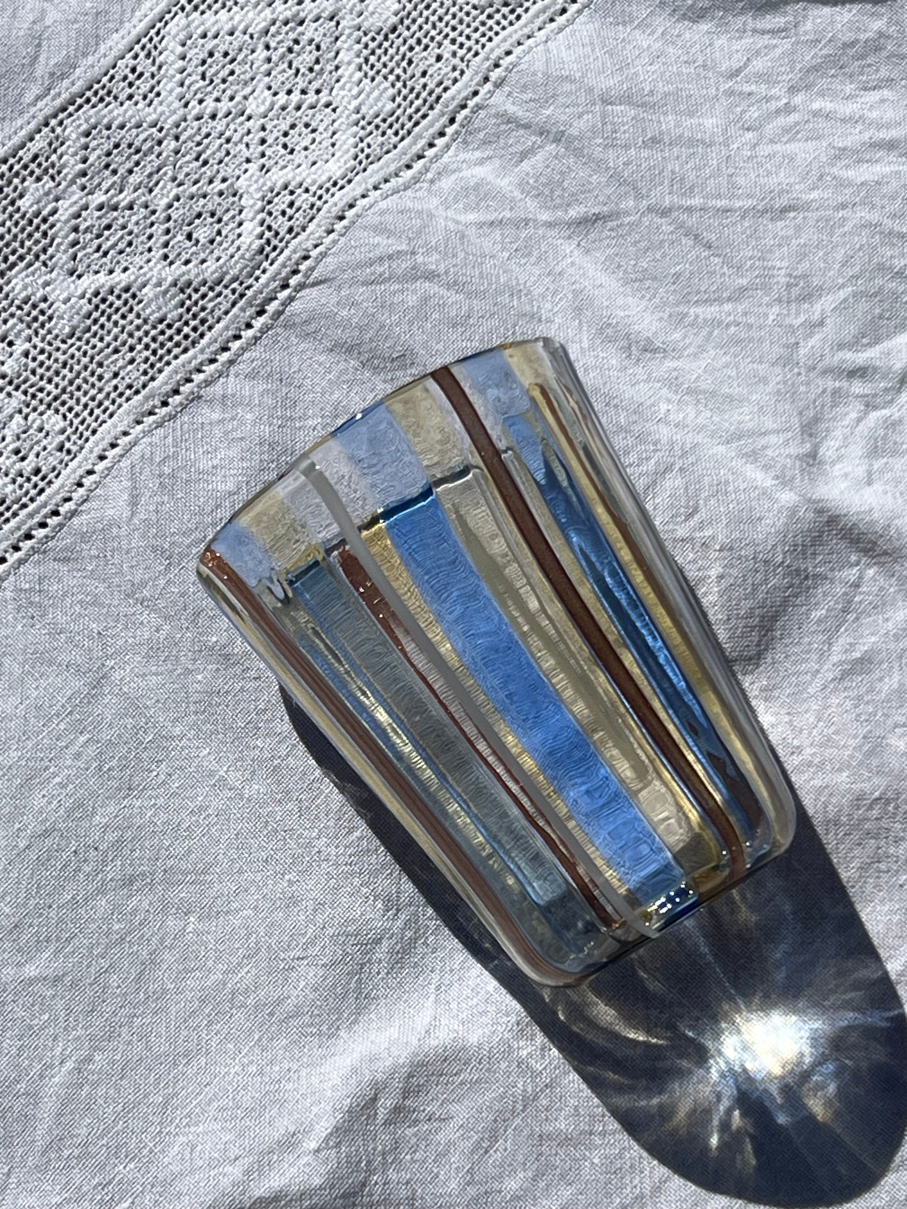 Håndblæst Murano Glas med Blå, Gule, Hvide og Brune Striber Murano