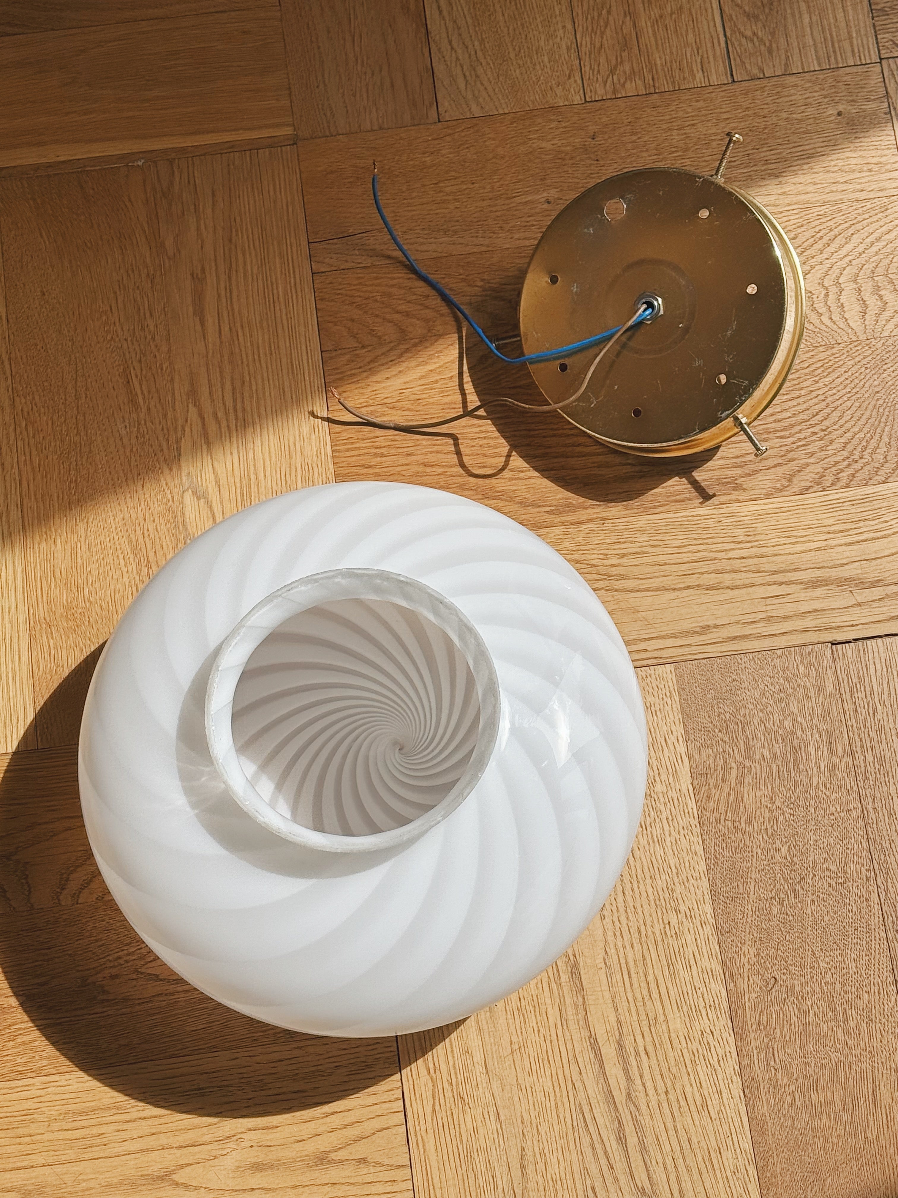 Vintage Murano plafondlampe i hvidt swirl-glas med messingbase | Ø24 cm Studio Hafnia