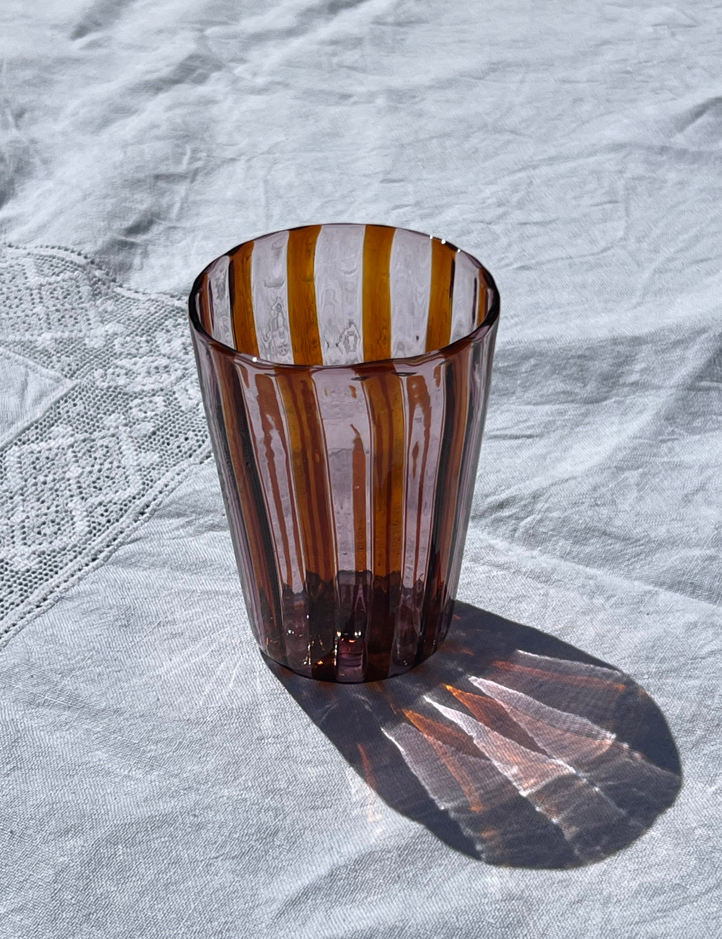 Håndblæst Murano Glas i Gio Ponti Stil med Karamelfarvede og Ametyst Striber Murano