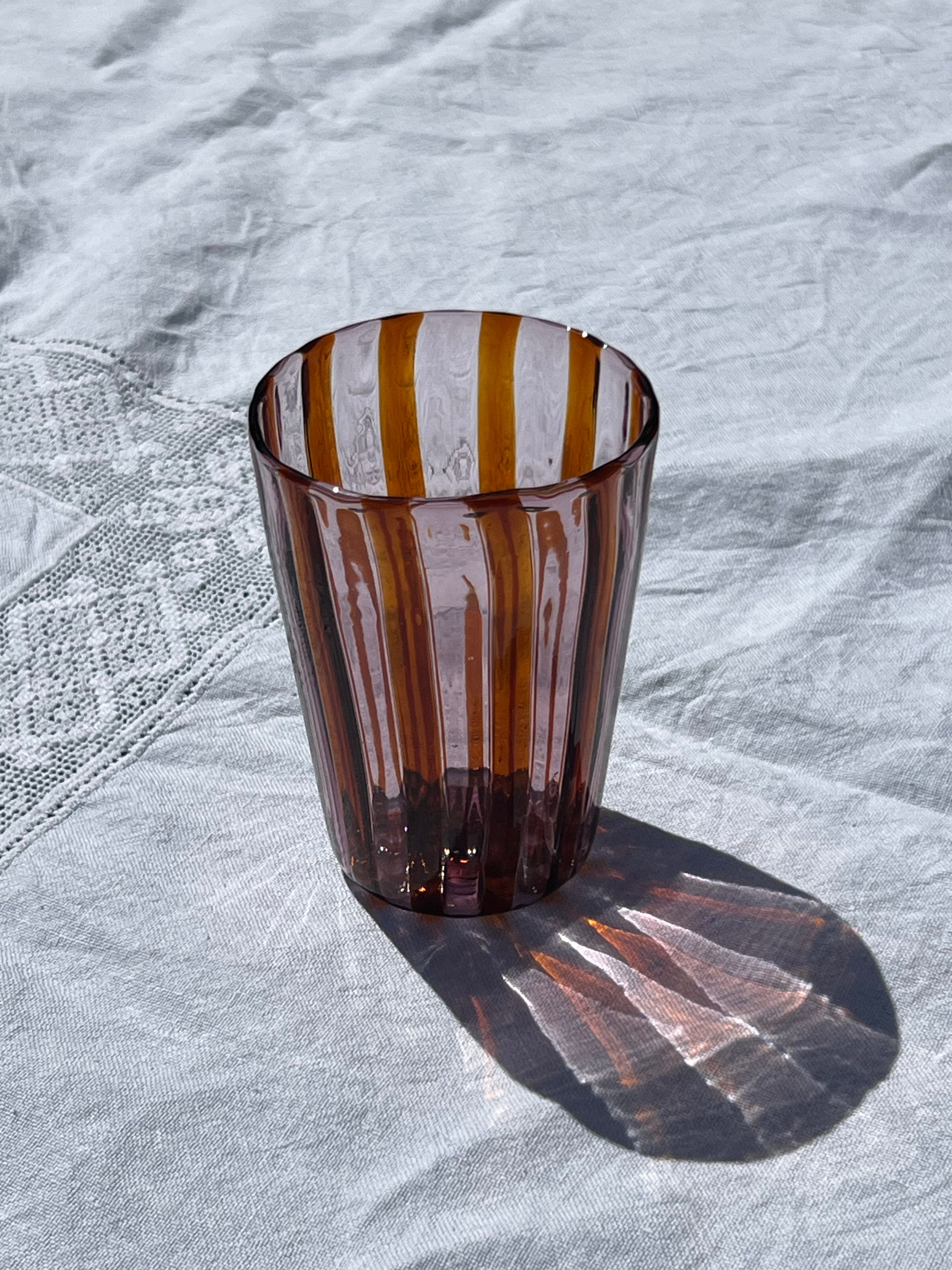 Håndblæst Murano Glas i Gio Ponti Stil med Karamelfarvede og Ametyst Striber Murano