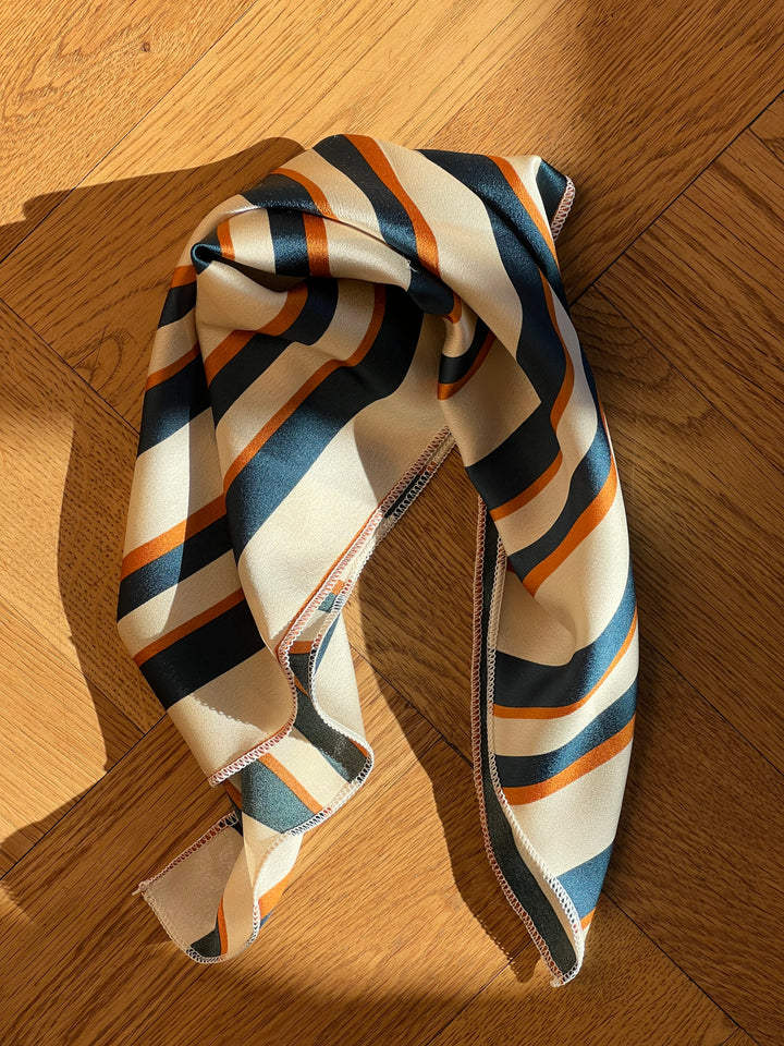 Tørklæde med Striber i Beige/Offwhite, Mørkeblå og Brun | 50 x 50 cm Studio Hafnia