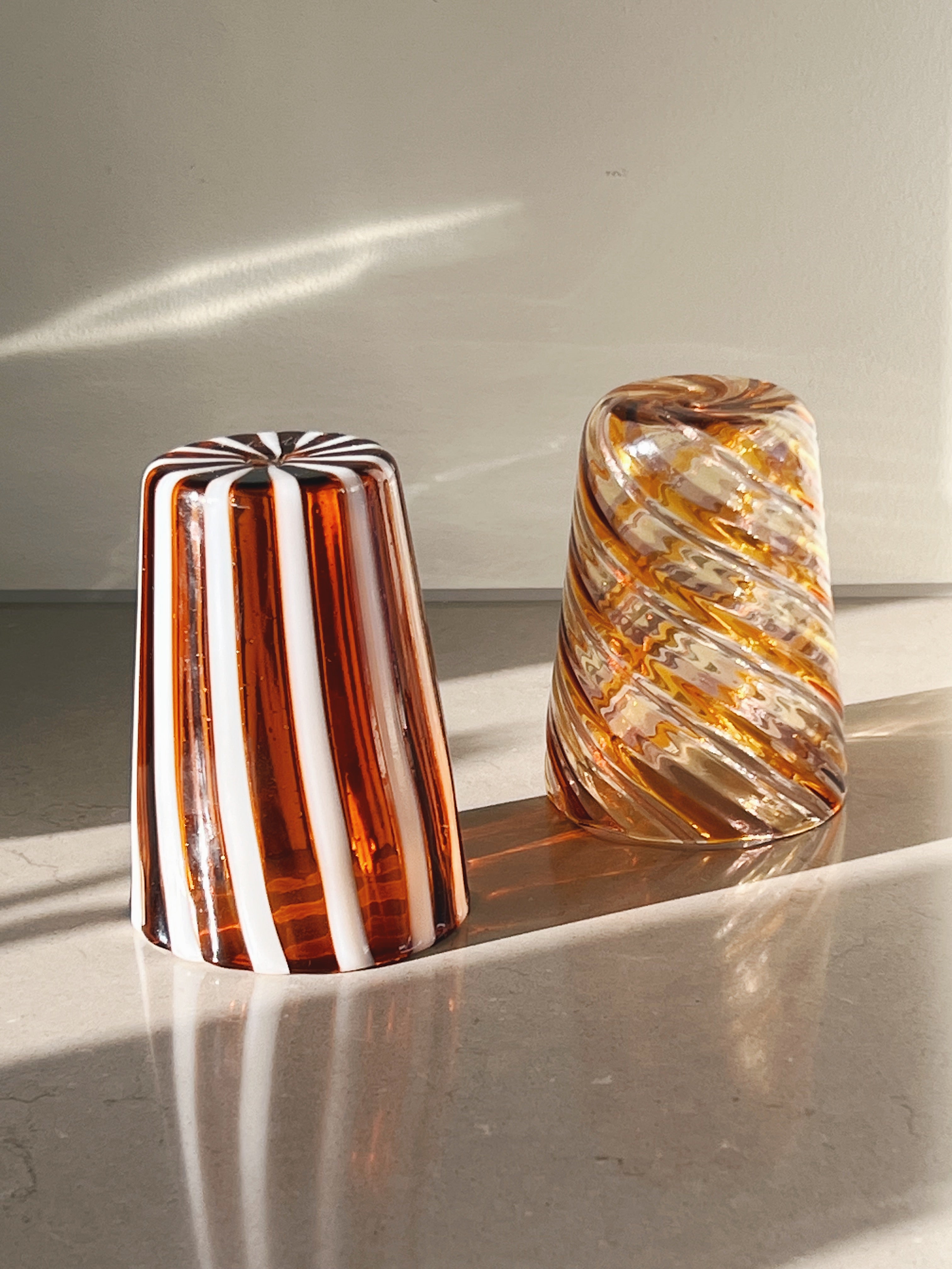 Håndblæst Murano Glas i Gio Ponti Stil med Saltkaramel og hvide Striber Murano