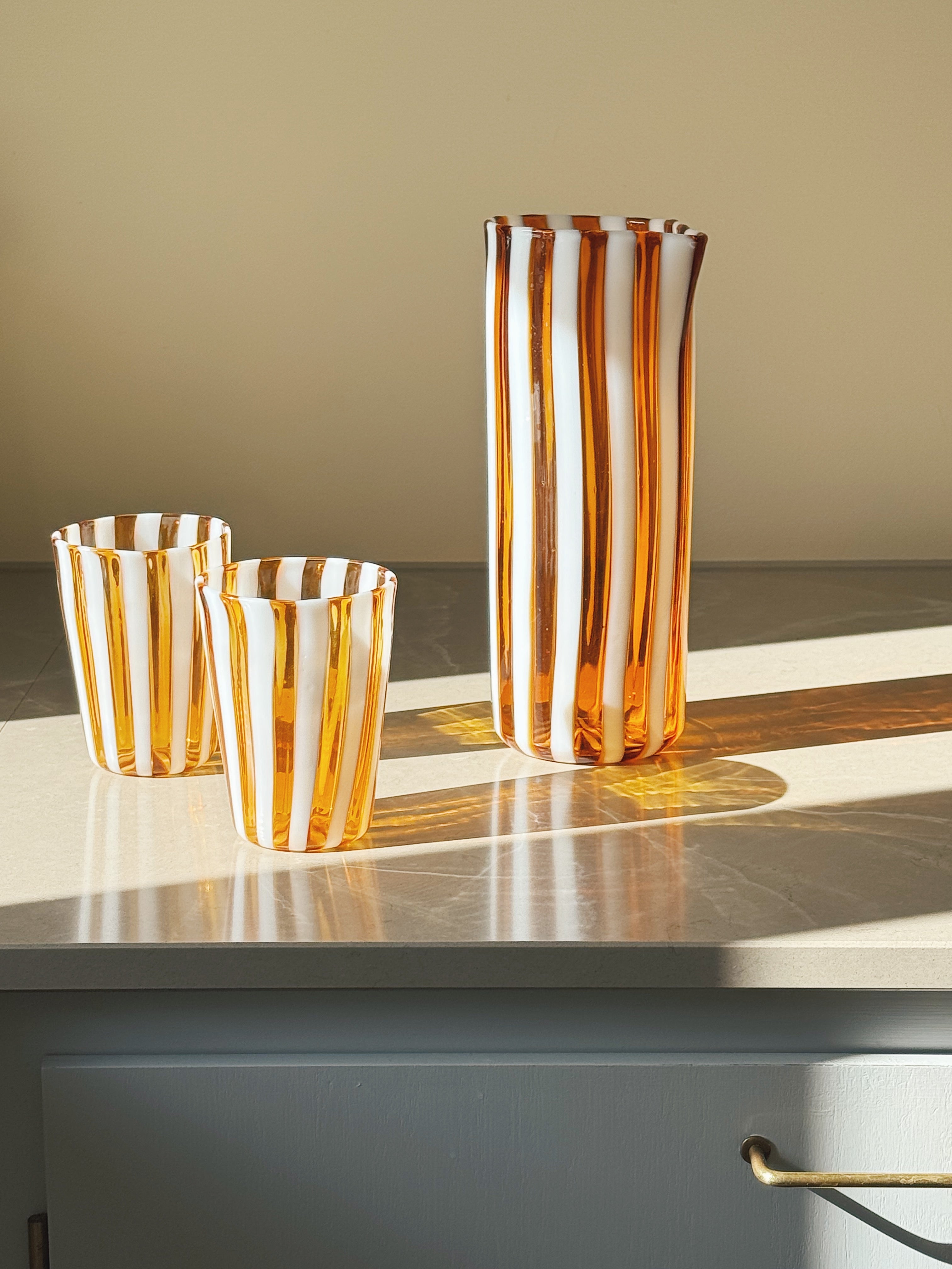 Håndblæst Murano Karaffel i Gio Ponti-stil – Lys Saltkaramel m. Hvide Striber Studio Hafnia