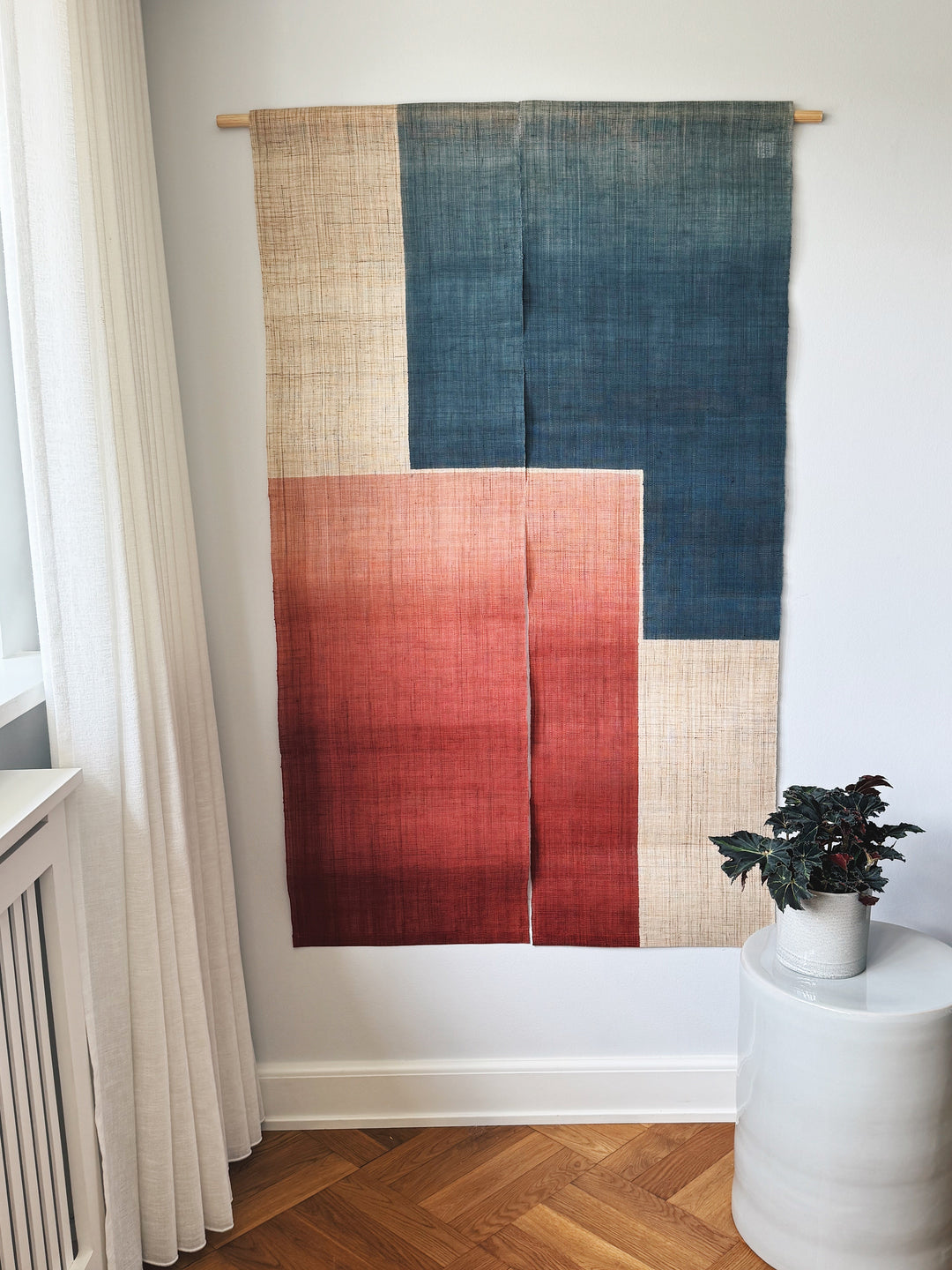 Japansk Vægtæppe i Hamp med Ophæng | Geometrisk Rød & Blå | 150 × 88 cm  STUDIO HAFNIA