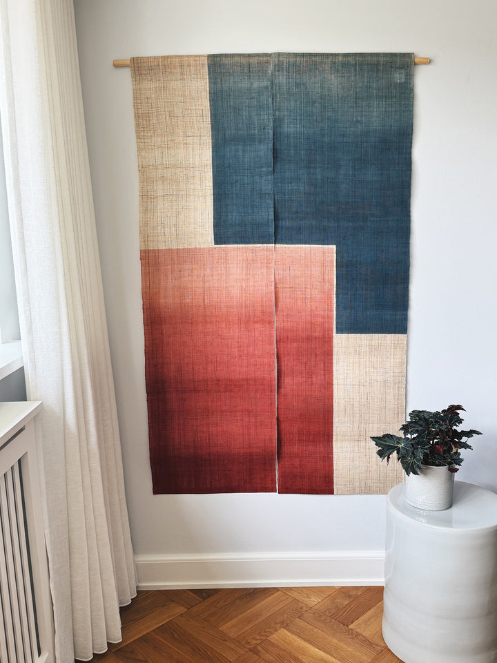 Japansk Vægtæppe i Hamp med Ophæng | Geometrisk Rød & Blå | 150 × 88 cm  STUDIO HAFNIA