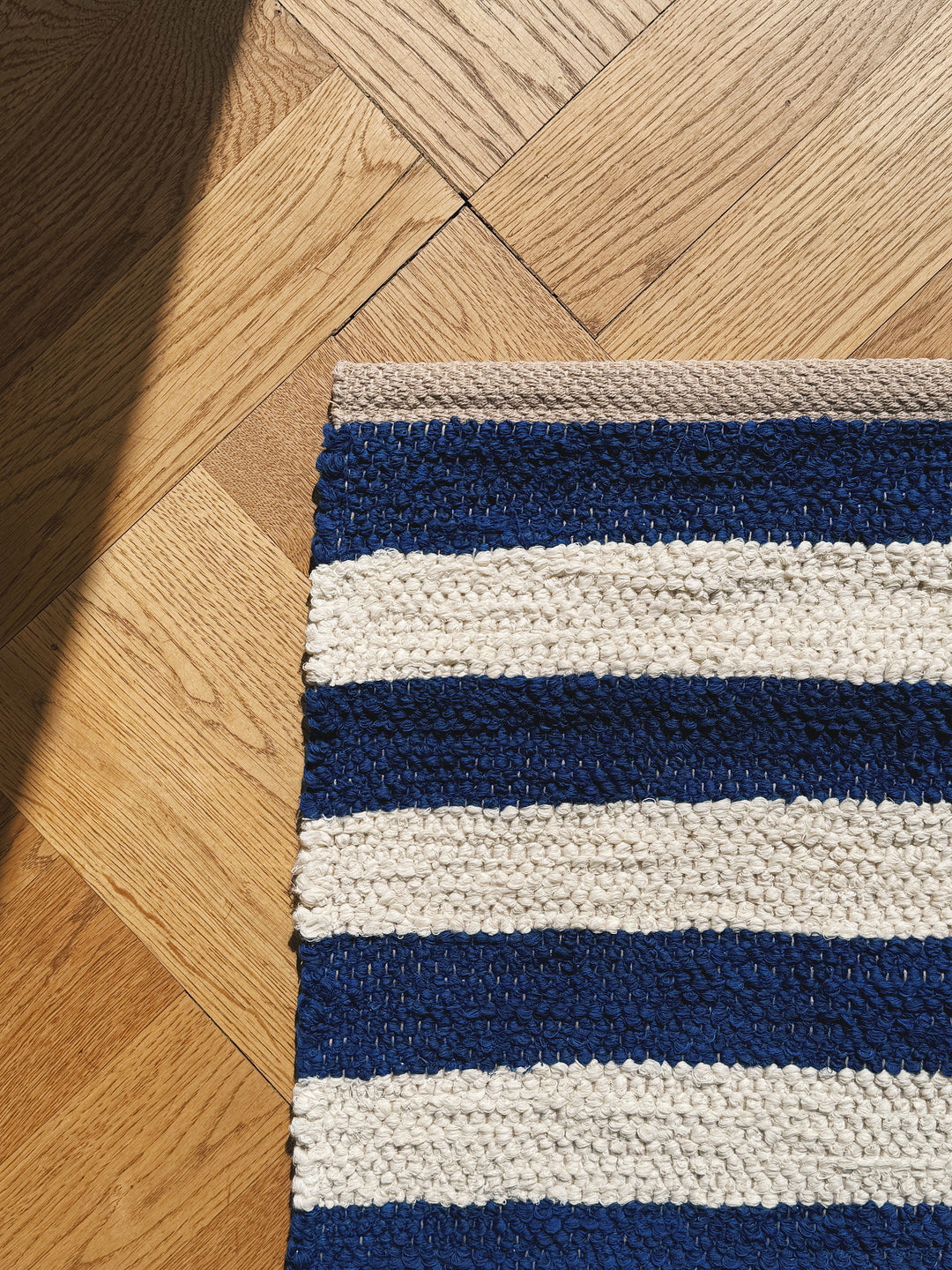 Gulvtæppe i Bomuld fra Casa Cubista – Marineblå & Naturstribet | 70 x 140 cm Casa Cubista