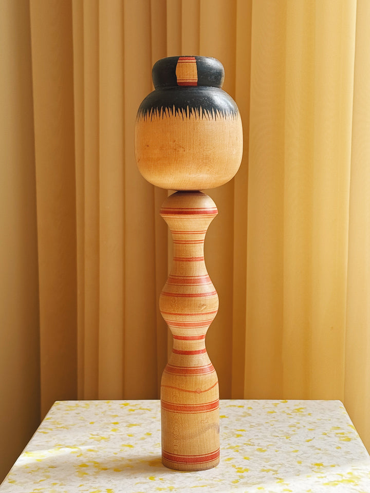 Vintage Kokeshi Dukke Nr. 210 fra Japan – Håndlavet | H33 cm Studio Hafnia