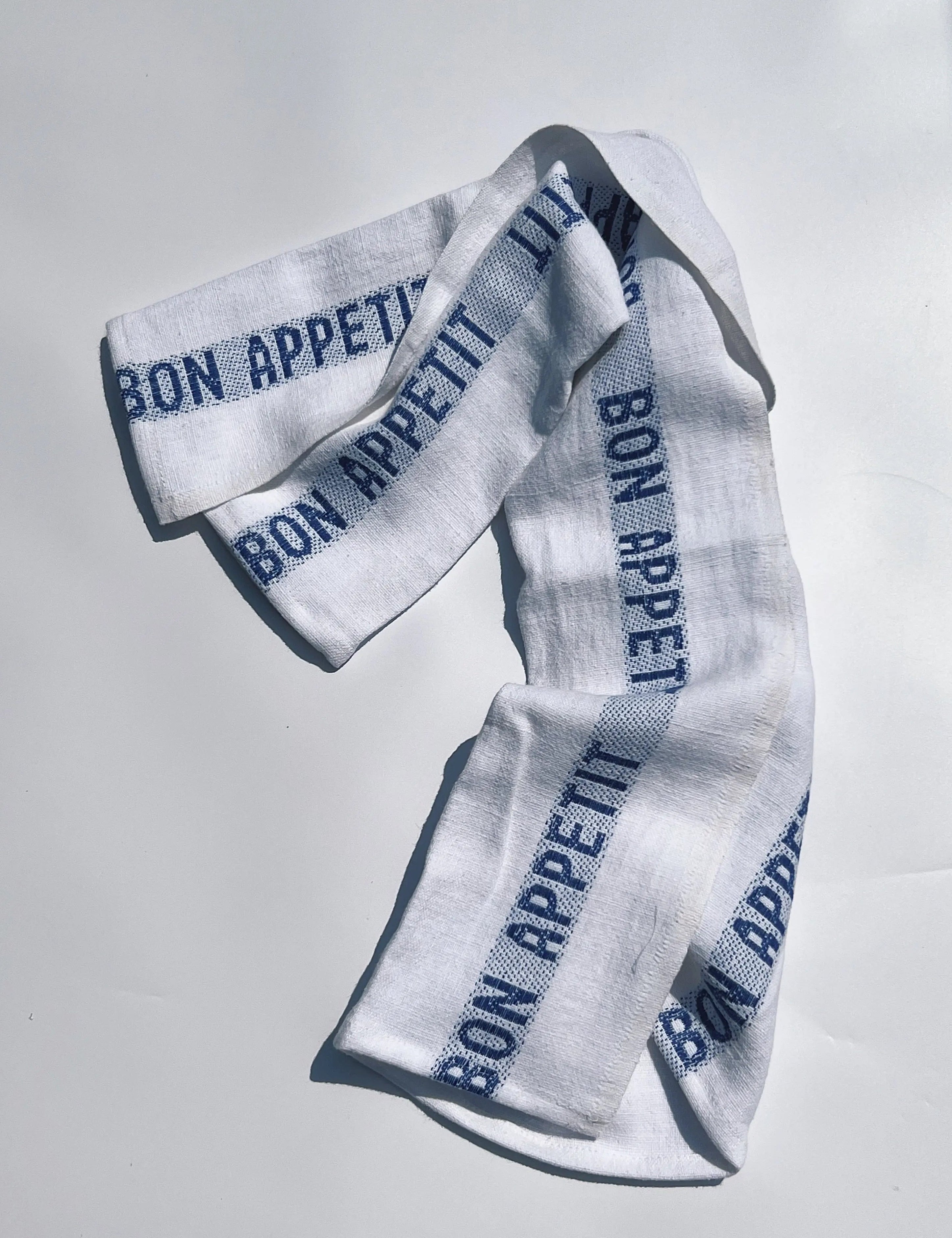 Charvet Editions Bon Appetit viskestykke | Hvid med blå skrift Charvet Editions