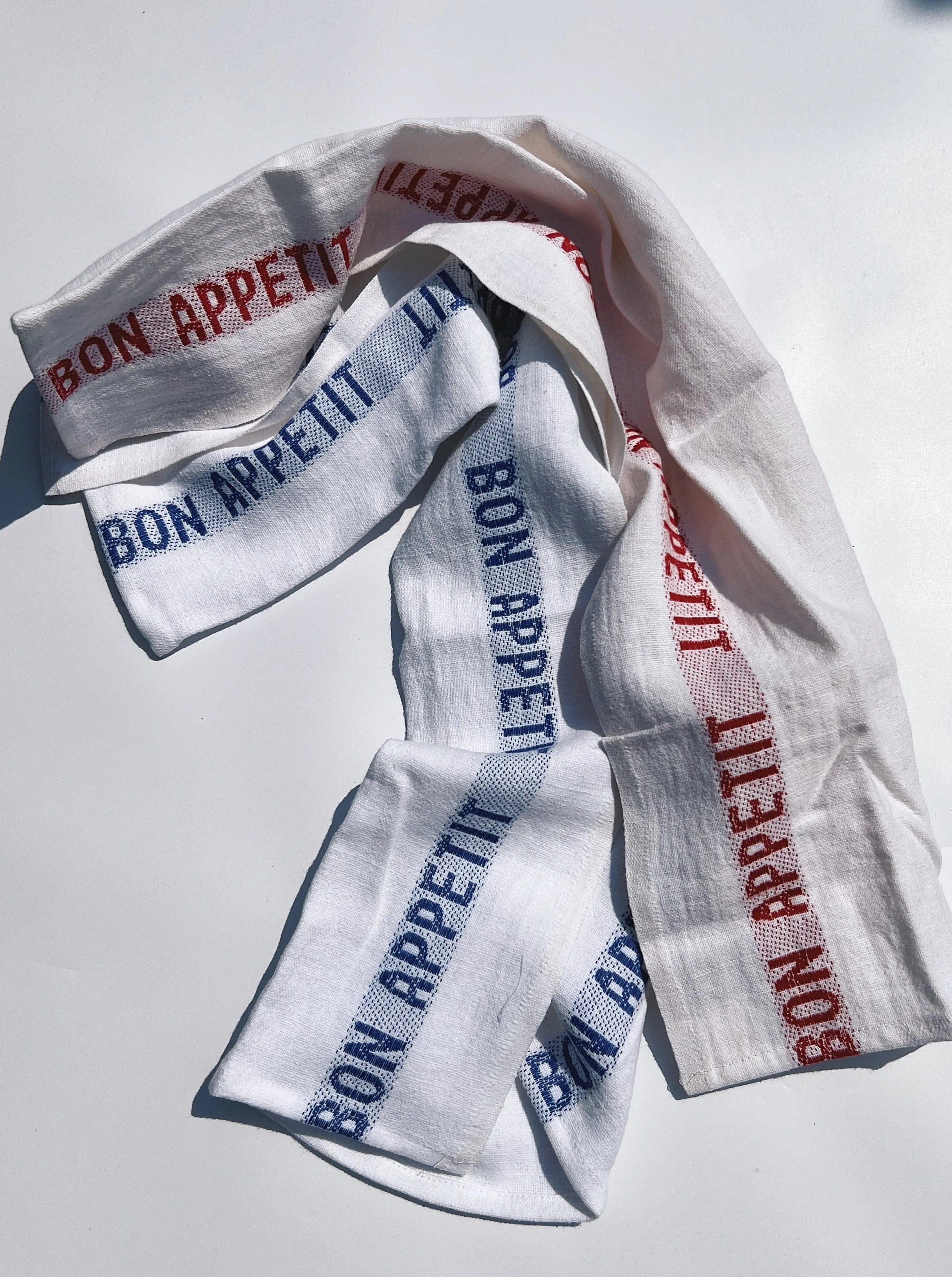 Charvet Editions Bon Appetit viskestykke | Hvid med blå skrift Charvet Editions